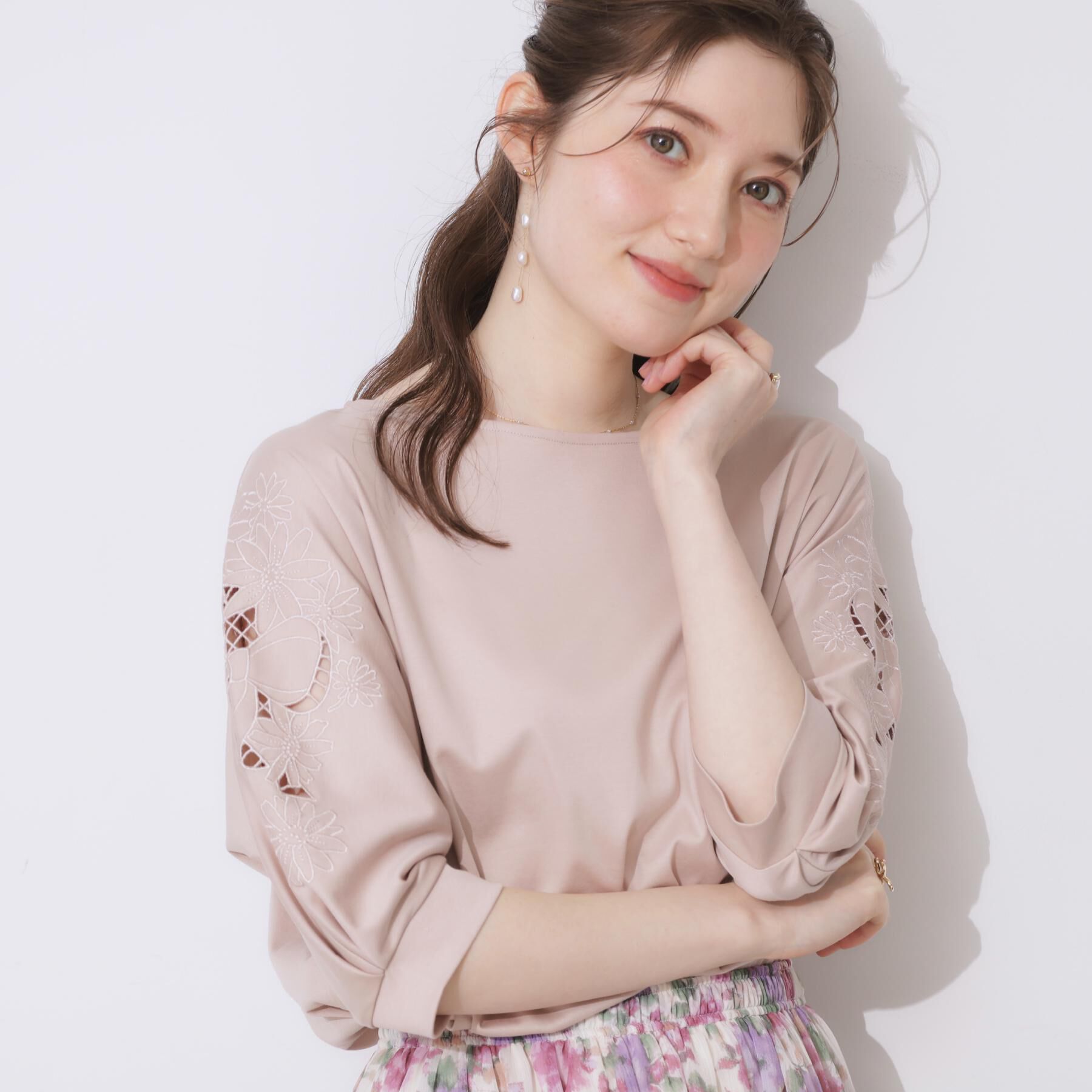 Couture broach「【接触冷感・洗える・UV機能付き・二の腕カバー】デイジー＆リボン エンブロドルマントップス」|Tシャツ・カットソー|