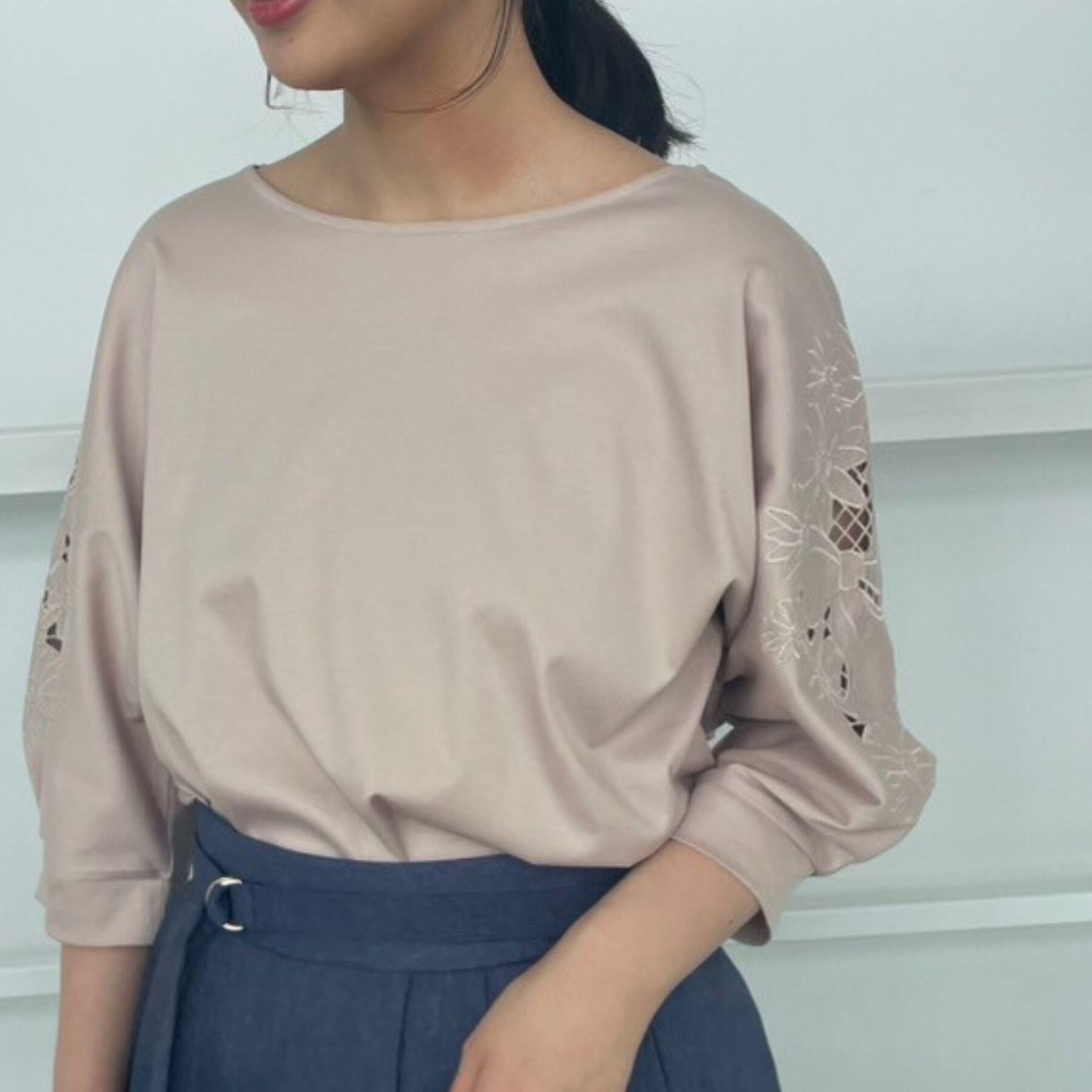 Couture broach「【接触冷感・洗える・UV機能付き・二の腕カバー】デイジー＆リボン エンブロドルマントップス」|Tシャツ・カットソー|