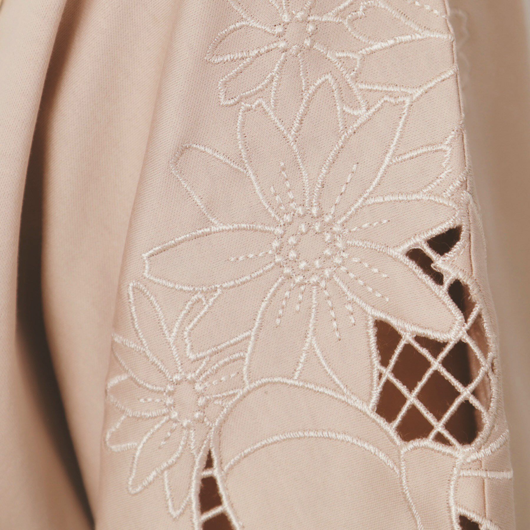 Couture broach「【接触冷感・洗える・UV機能付き・二の腕カバー】デイジー＆リボン エンブロドルマントップス」|Tシャツ・カットソー|