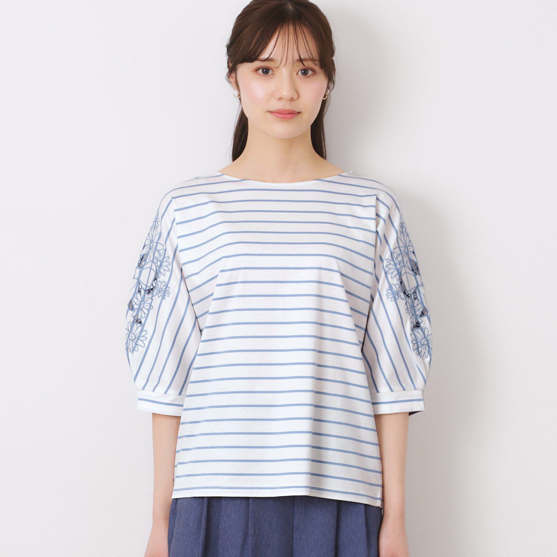 Couture broach「【接触冷感・洗える・UV機能付き・二の腕カバー】デイジー＆リボン エンブロドルマントップス」|Tシャツ・カットソー|