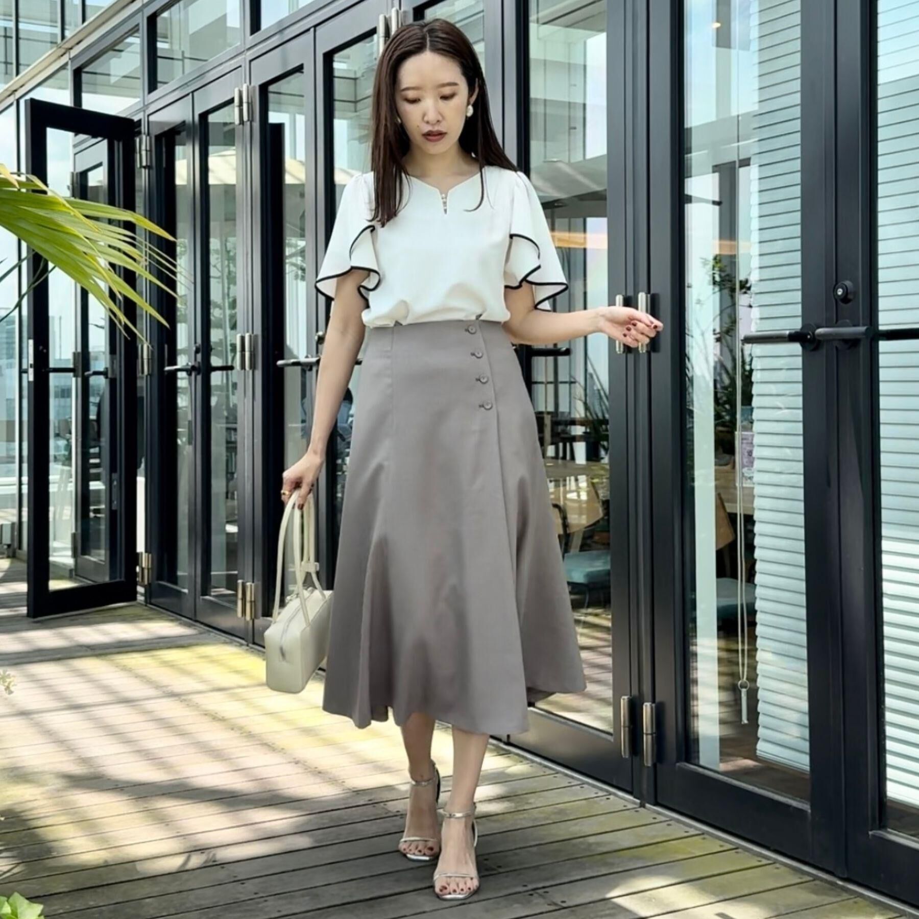 Couture broach「【洗える・通勤】Vネックパール調フレアブラウス」|シャツ・ブラウス|