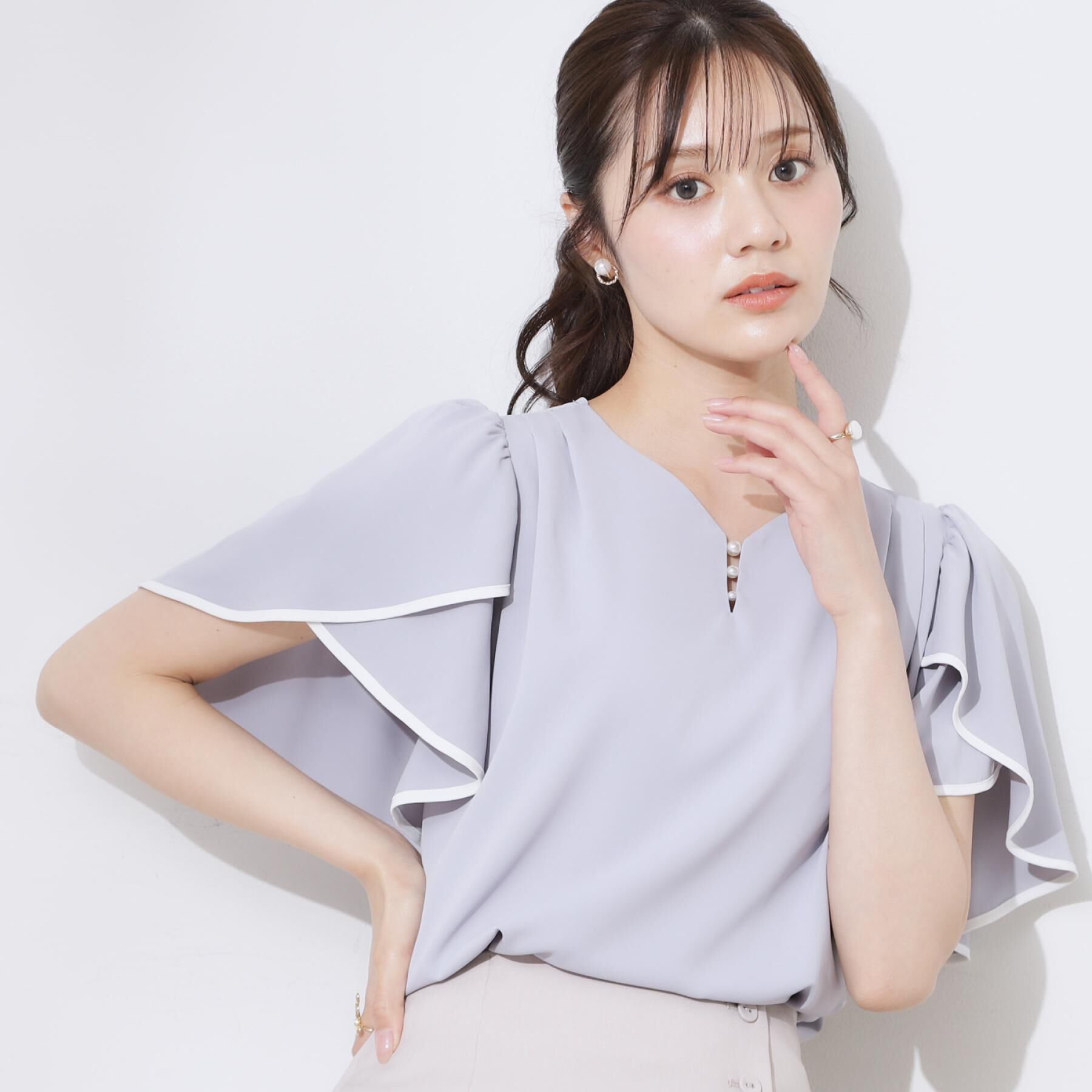 Couture broach「【洗える・通勤】Vネックパール調フレアブラウス」|シャツ・ブラウス|