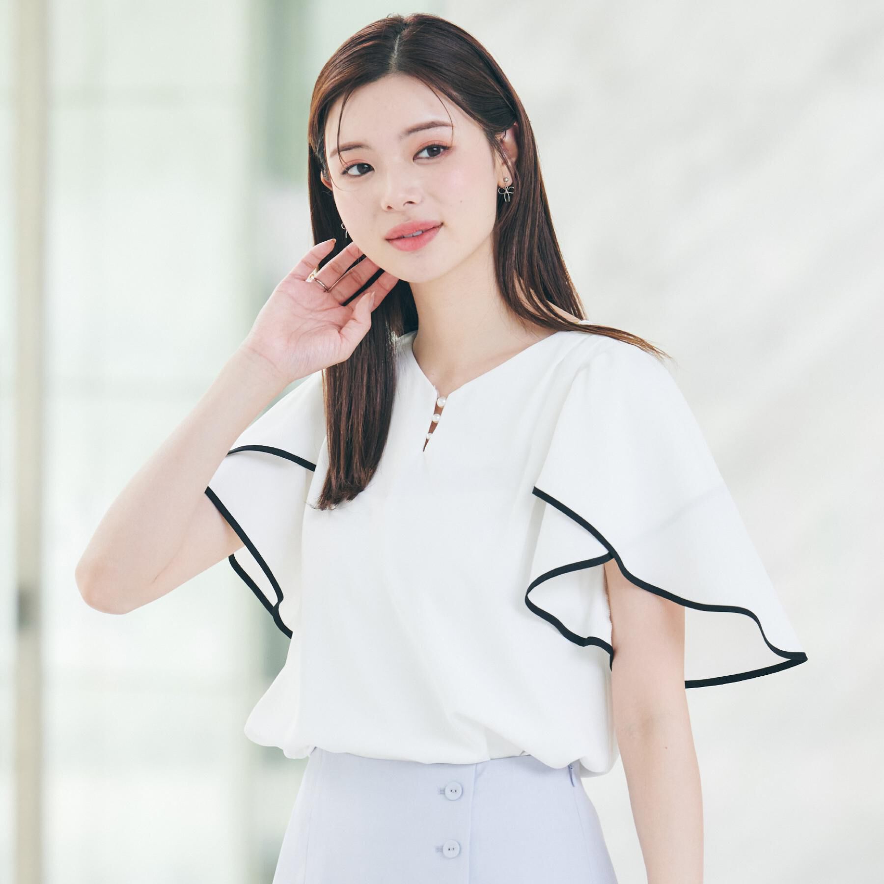 Couture broach「【洗える・通勤】Vネックパール調フレアブラウス」|シャツ・ブラウス|