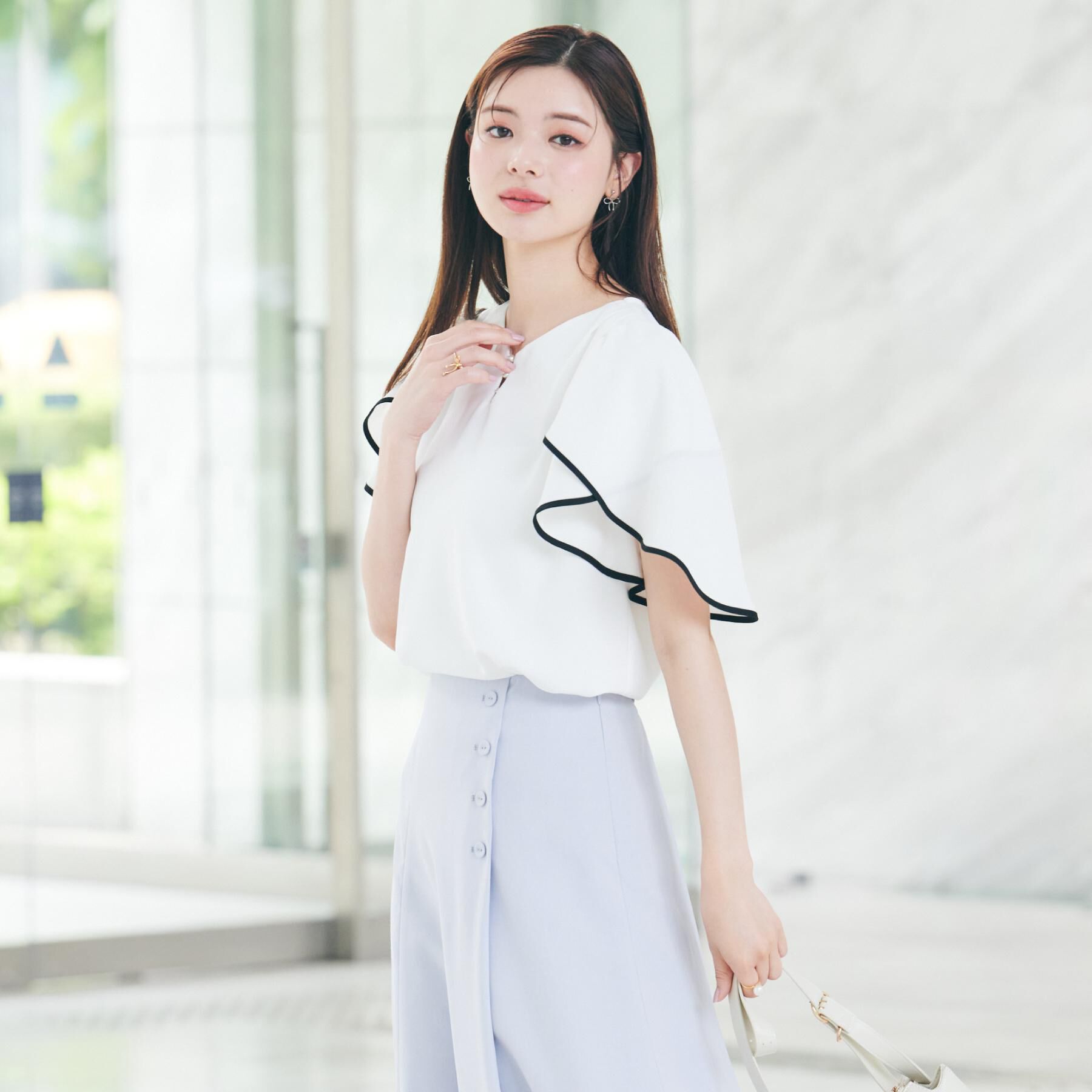 Couture broach「【洗える・通勤】Vネックパール調フレアブラウス」|シャツ・ブラウス|