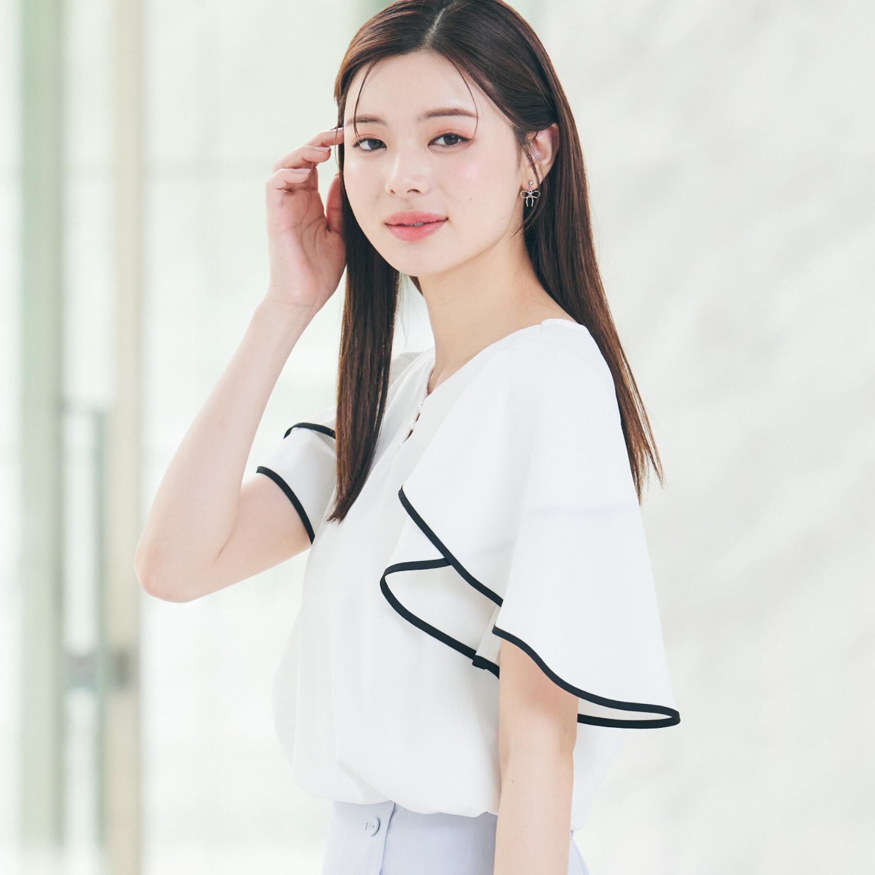 Couture broach「【洗える・通勤】Vネックパール調フレアブラウス」|シャツ・ブラウス|