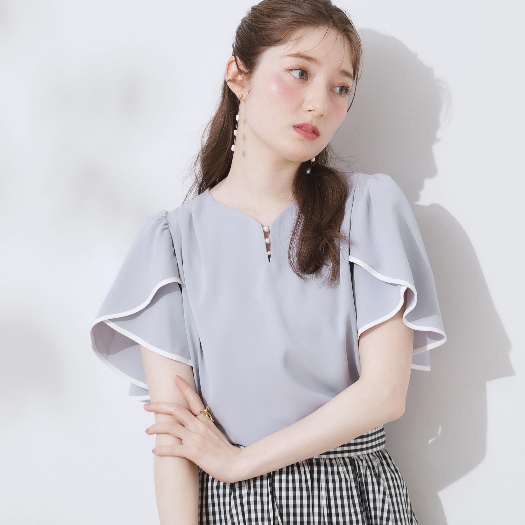 Couture broach「【洗える・通勤】Vネックパール調フレアブラウス」|シャツ・ブラウス|ライトグレー(011