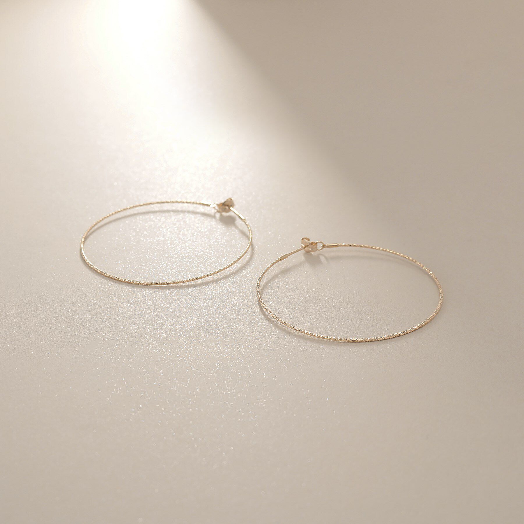 COCOSHNIK「K10カット丸線 フープピアス（中）」|ピアス|