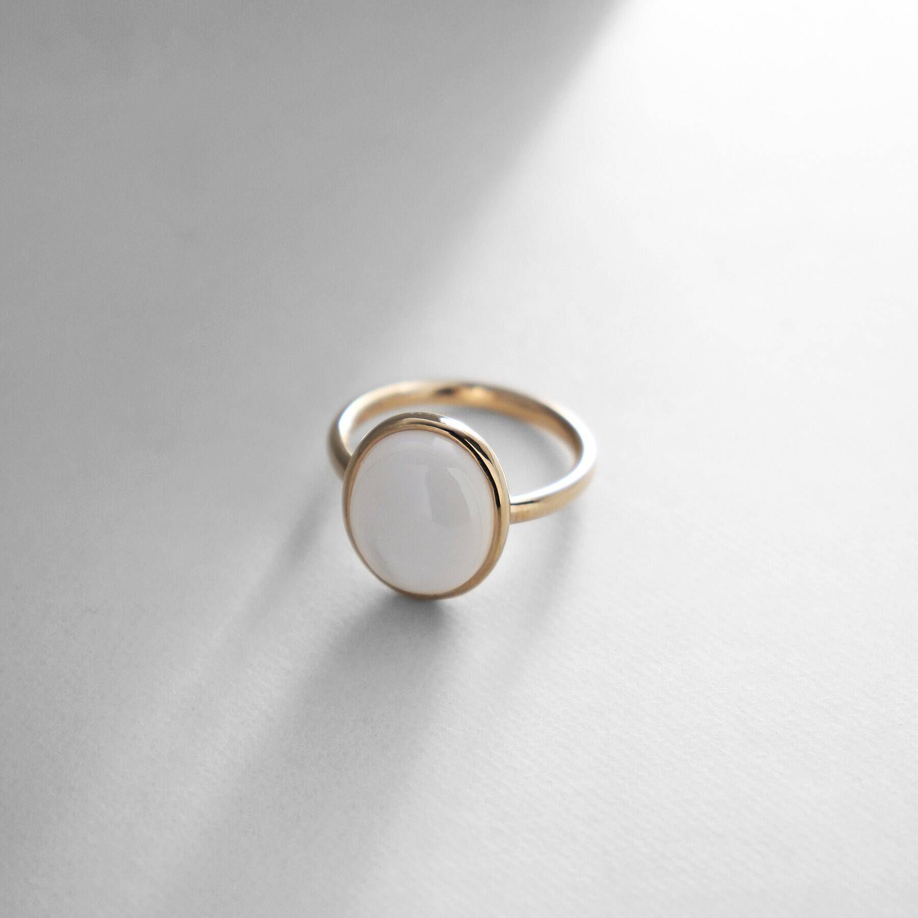 COCOSHNIK「K10カラーストーン（白蝶貝）オーバルカボションリング」|リング|