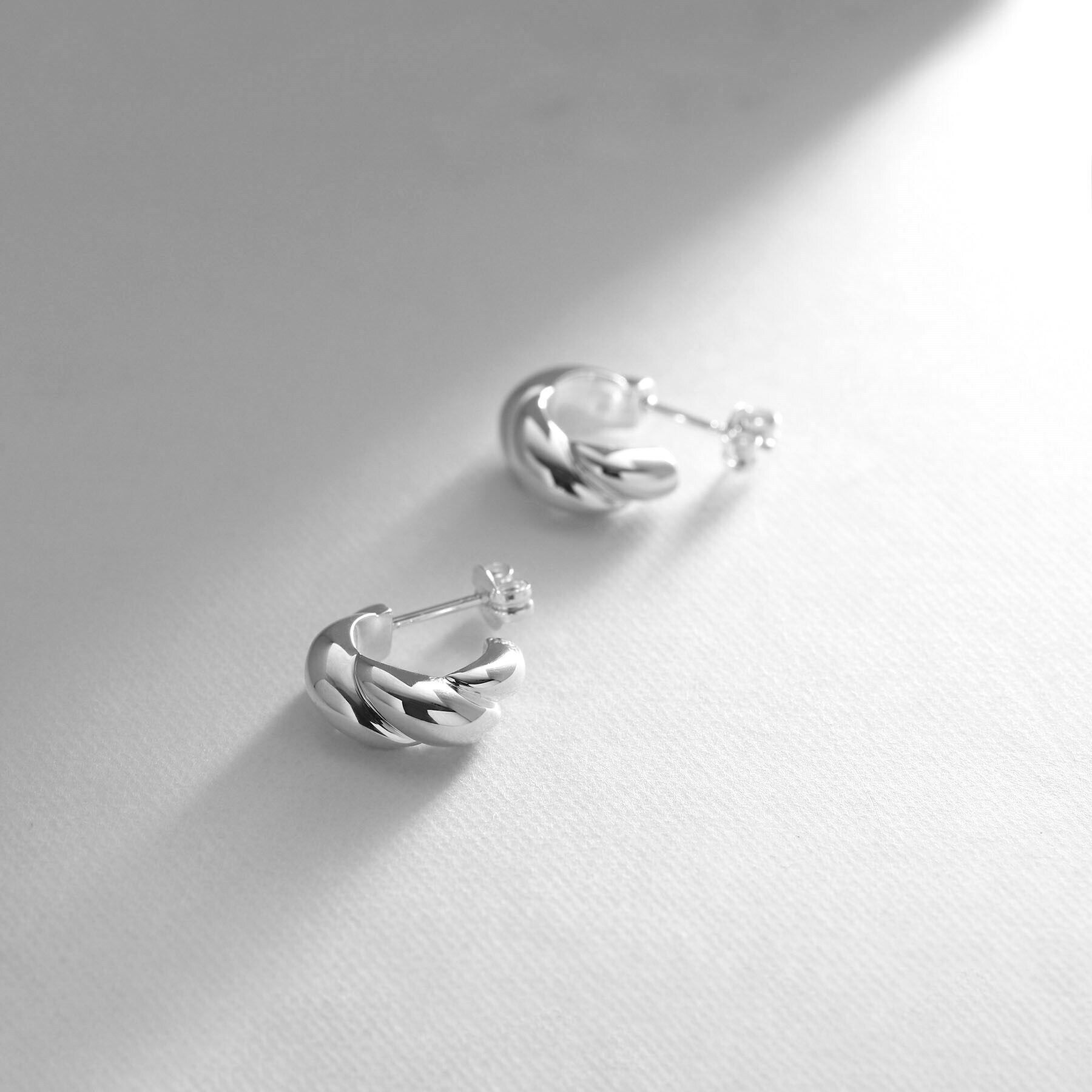 COCOSHNIK ONKITSCH「シルバー スモールフープ クロワッサンピアス」|ピアス|