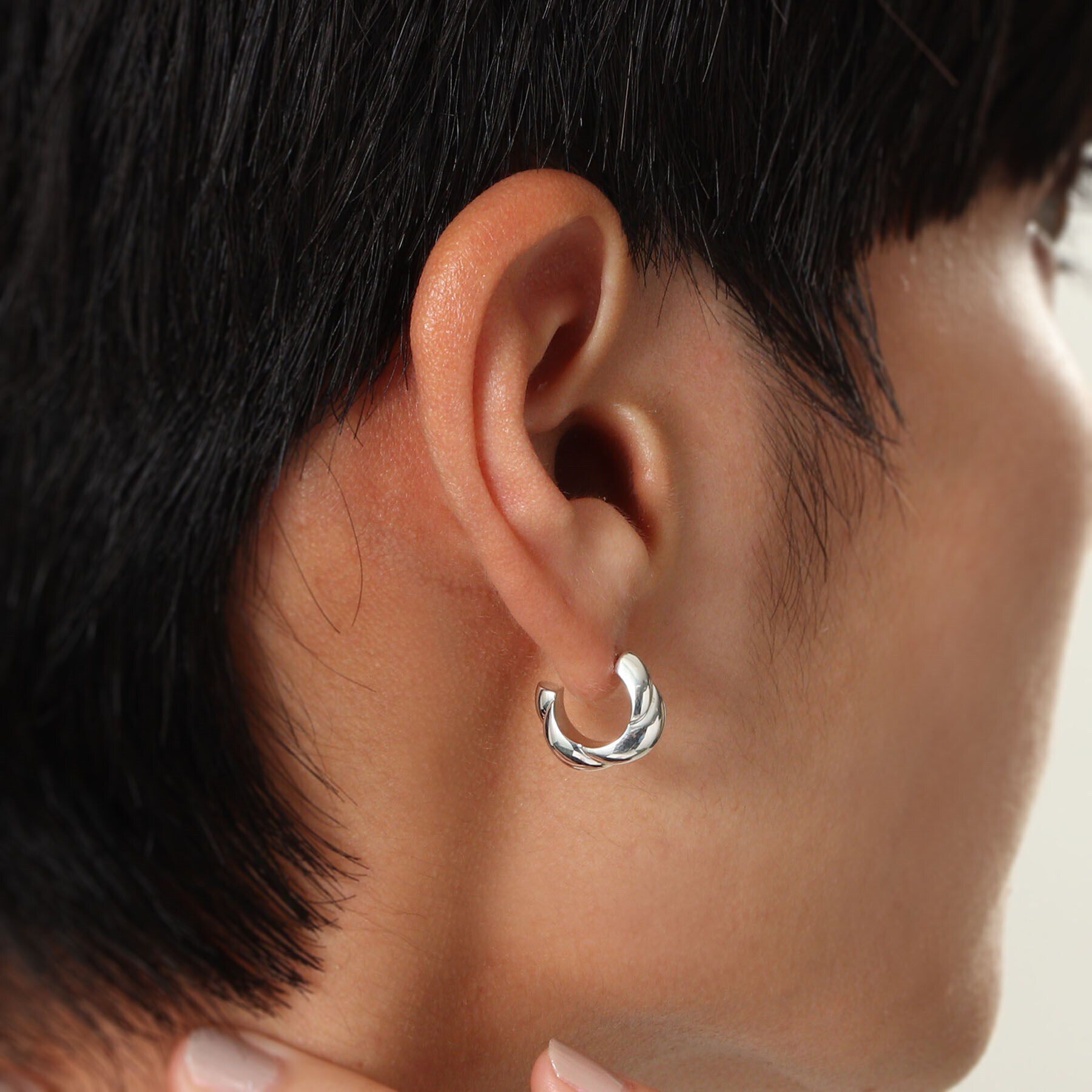 COCOSHNIK ONKITSCH「シルバー スモールフープ クロワッサンピアス」|ピアス|