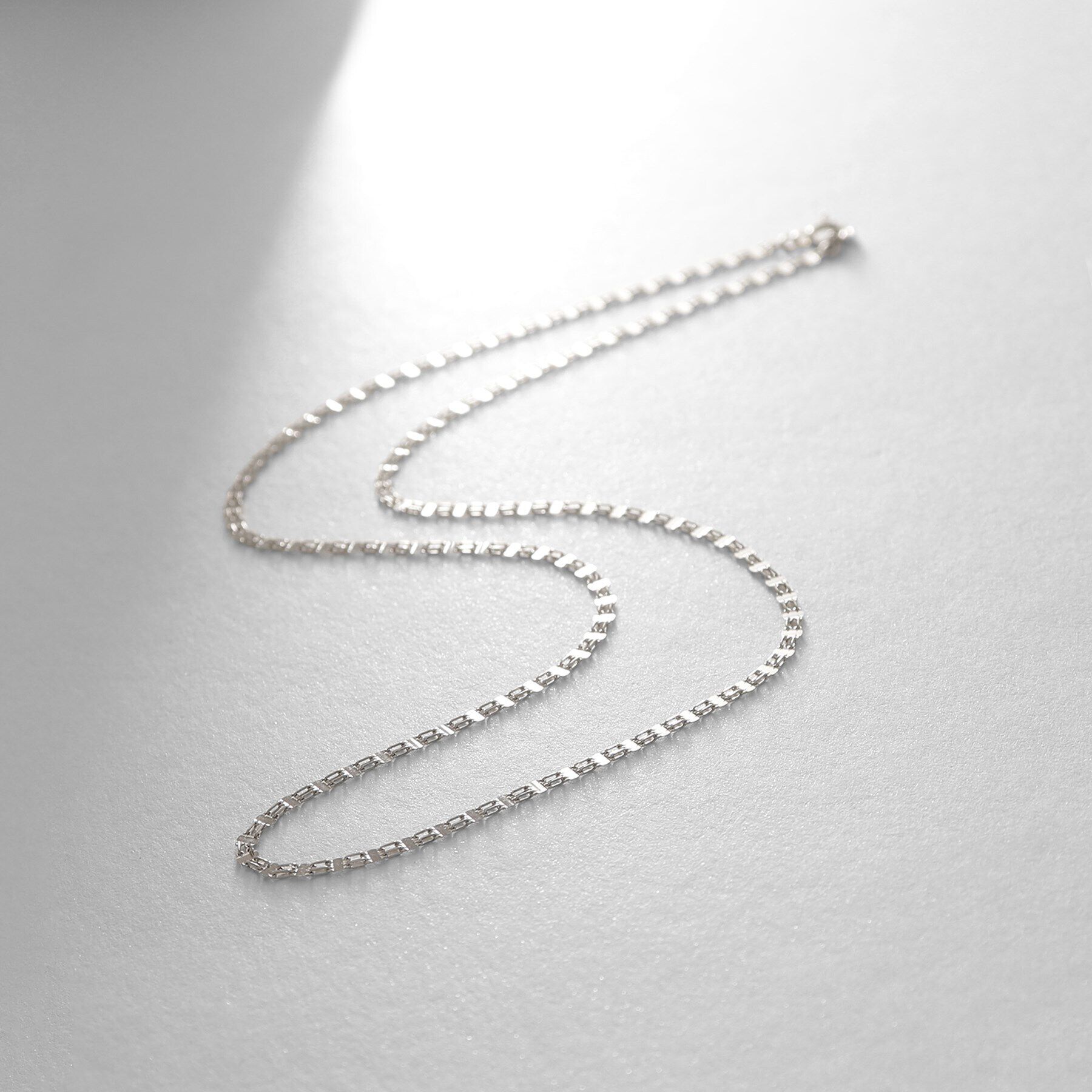 COCOSHNIK「プラチナ ダブルフラワークロス ネックレス」|ネックレス|