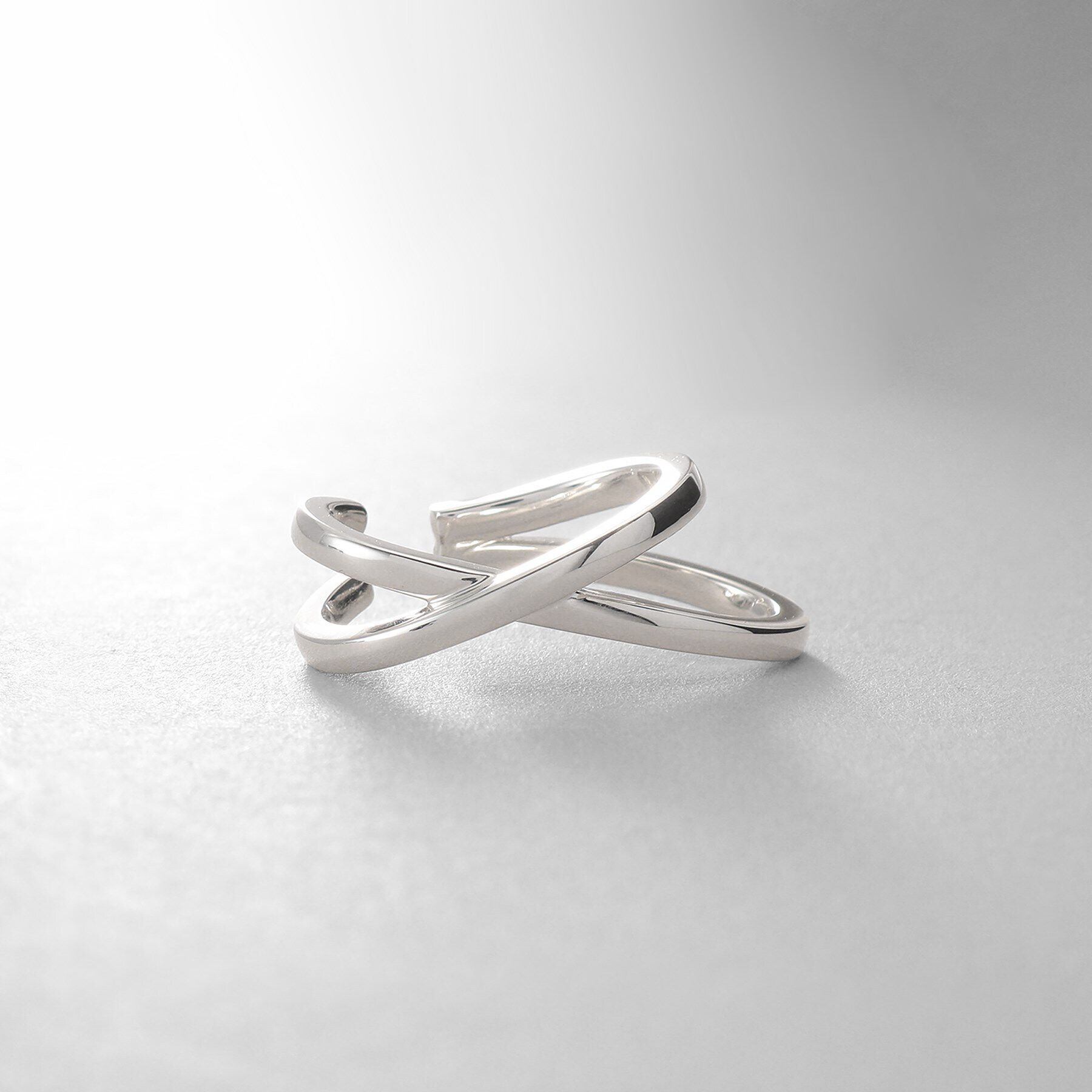 COCOSHNIK ONKITSCH「シルバー アシンメクロスイヤーカフ」|イヤリング|