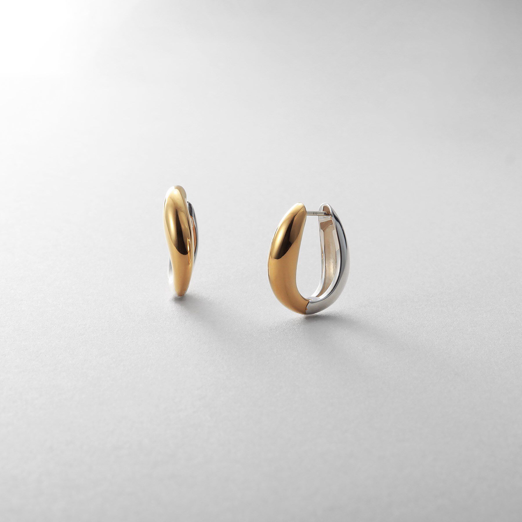 COCOSHNIK ONKITSCH「シルバー コンビカラー ハギーフープ ニュアンスピアス」|ピアス|