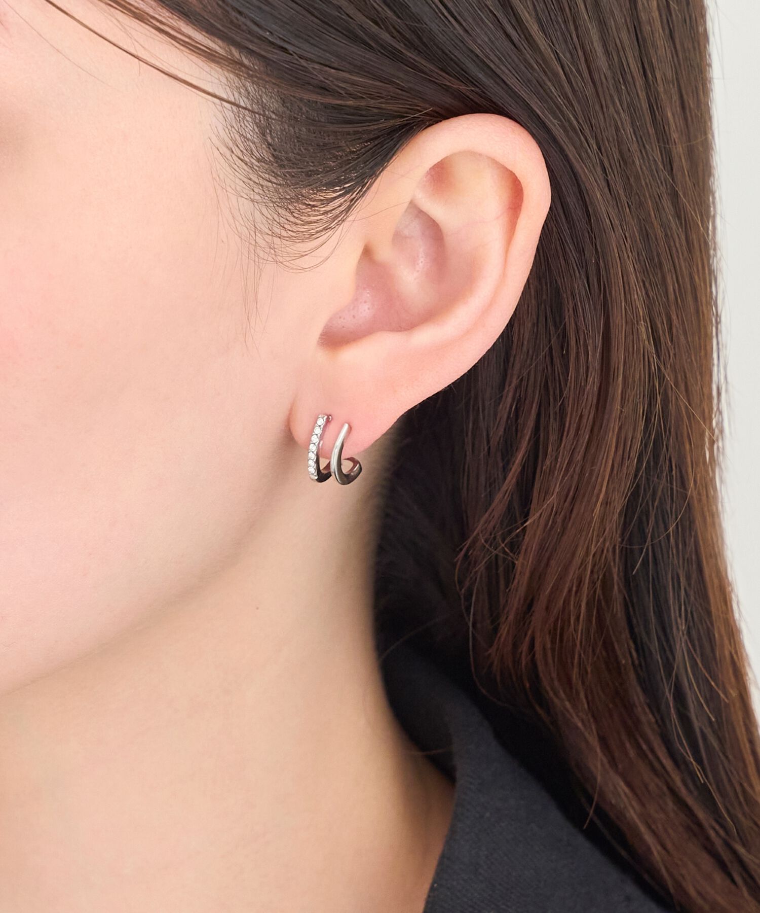 Phoebe「【金属アレルギー対応】メタル&times;ビジュー2ラインピアス　シルバー/サージカルステンレス」|ピアス|