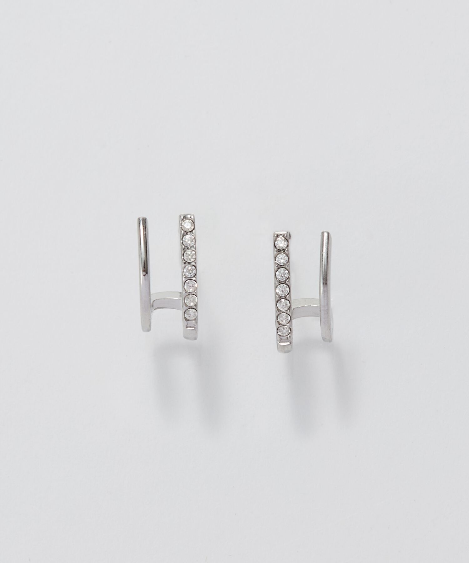 Phoebe「【金属アレルギー対応】メタル&times;ビジュー2ラインピアス　シルバー/サージカルステンレス」|ピアス|