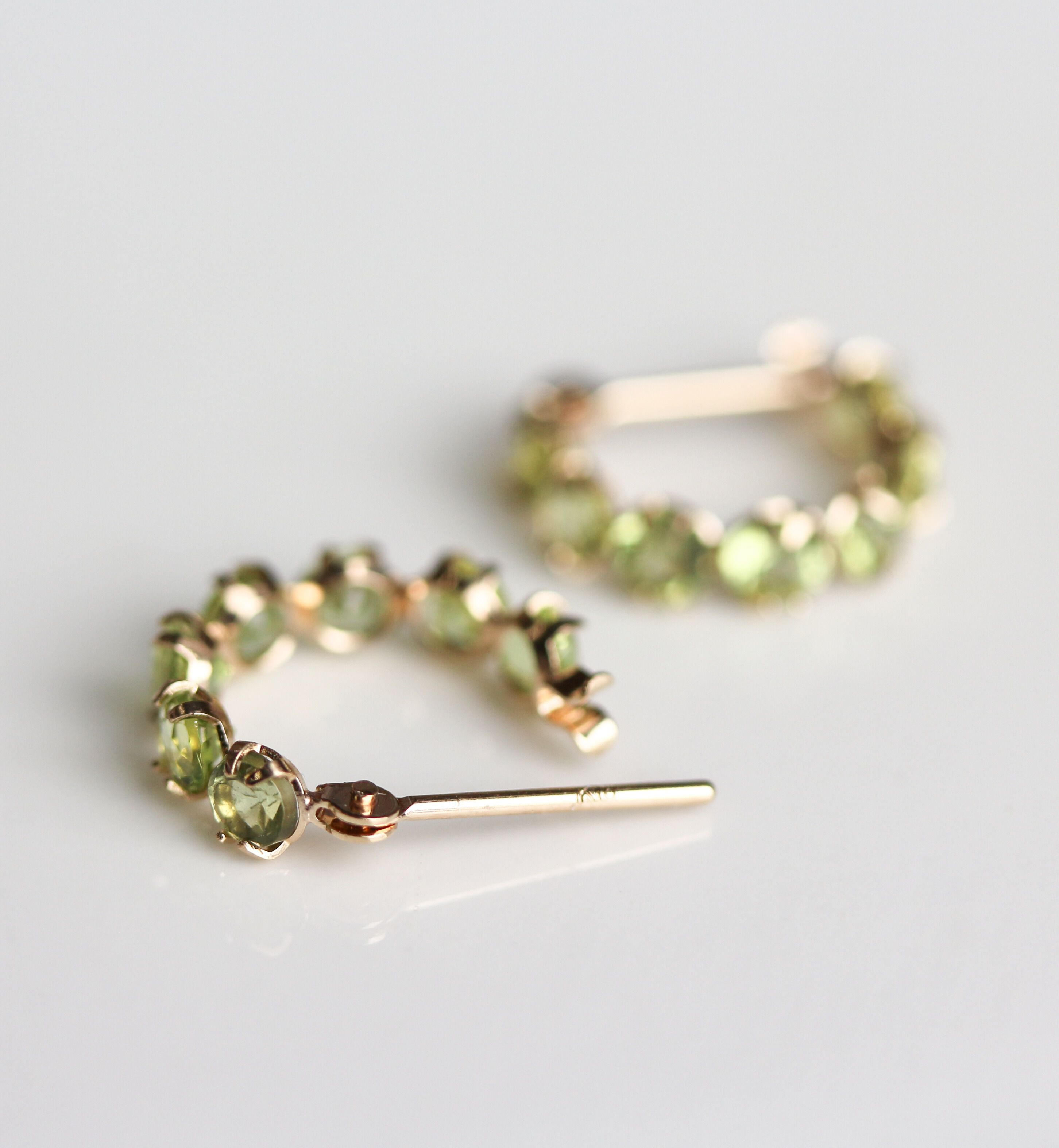  「ペリドット スナップ フープ ピアス | K10YG」|ピアス|