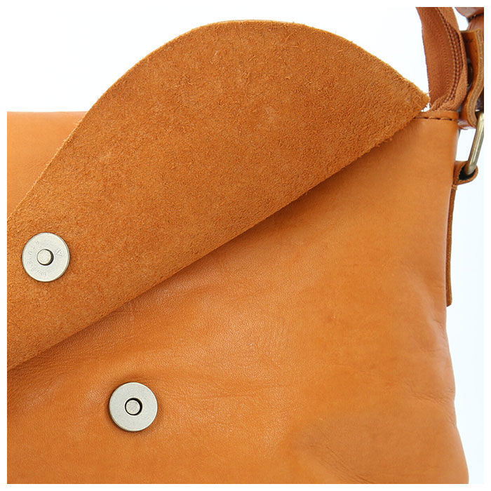 BACKYARD FAMILY「fes フェス カウレザー ショルダーバッグ 通販 レディース 斜めがけ 大人 大きめ 被せ 通勤」|ショルダー・メッセンジャー|