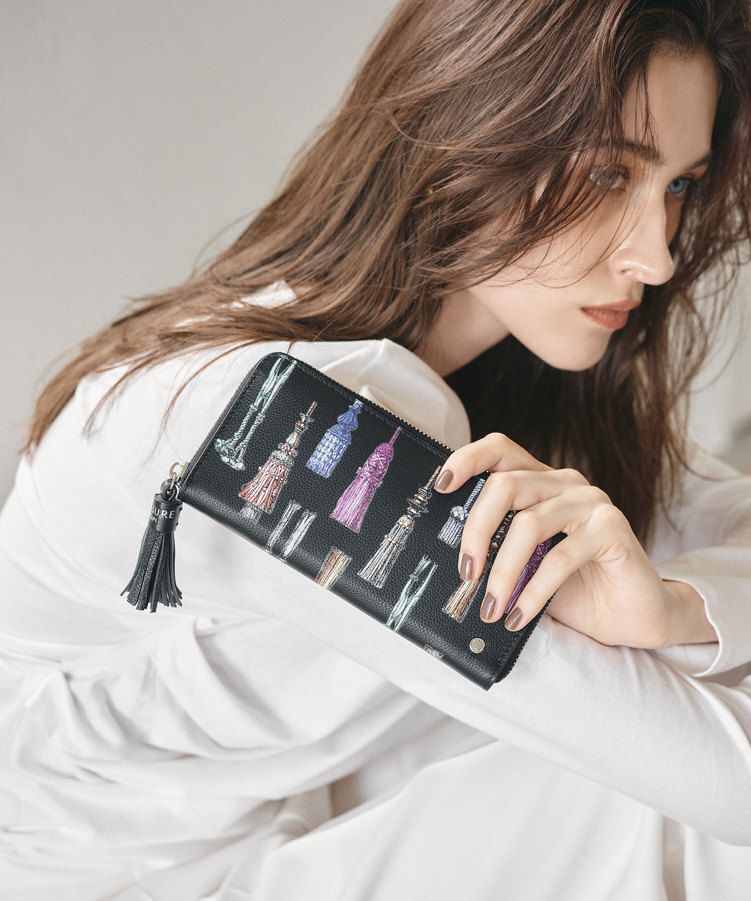 TOPKAPI TREASURE「【TREASURE TOPKAPI】シュリンクレザー タッセル プリント ラウンド 長財布」|財布|ブラック