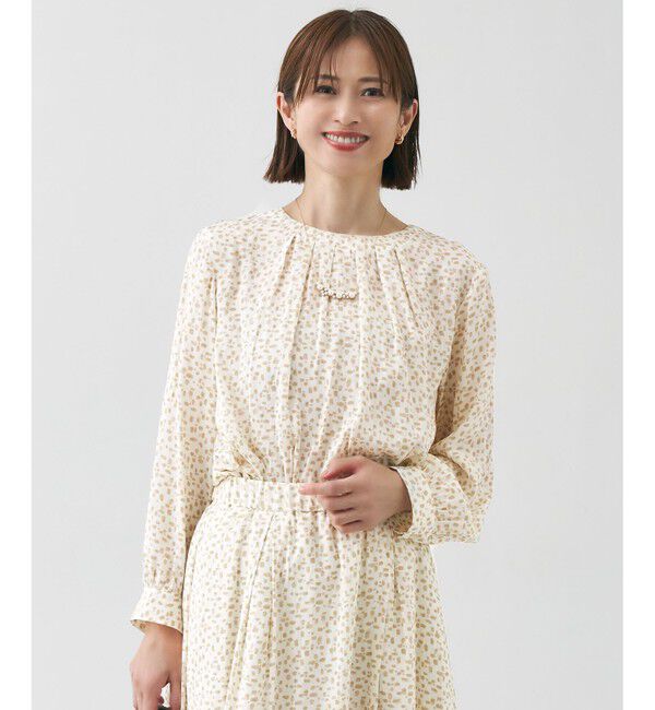 自由区「【カタログ掲載・セットアップ対応・洗える】ジオメトリックフラワードットプリント ブラウス」|シャツ・ブラウス|ベージュ系