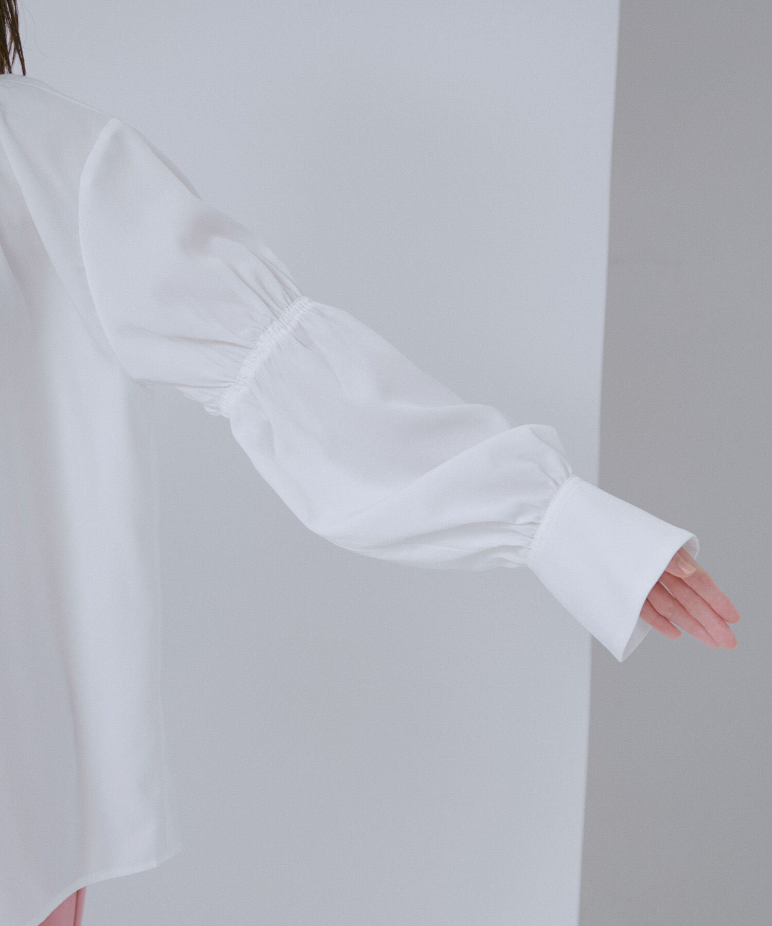 VIS「【洗える】フリルネックシャーリングブラウス」|シャツ・ブラウス|