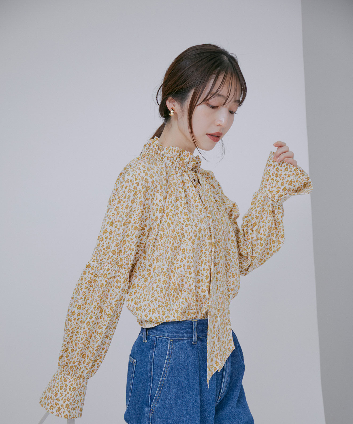 VIS「【洗える】フリルネックシャーリングブラウス」|シャツ・ブラウス|