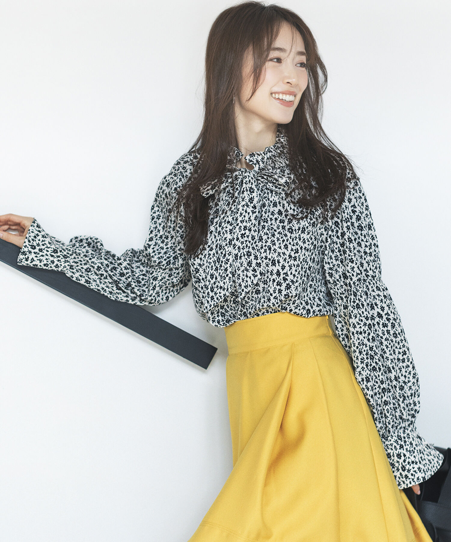 VIS「【洗える】フリルネックシャーリングブラウス」|シャツ・ブラウス|