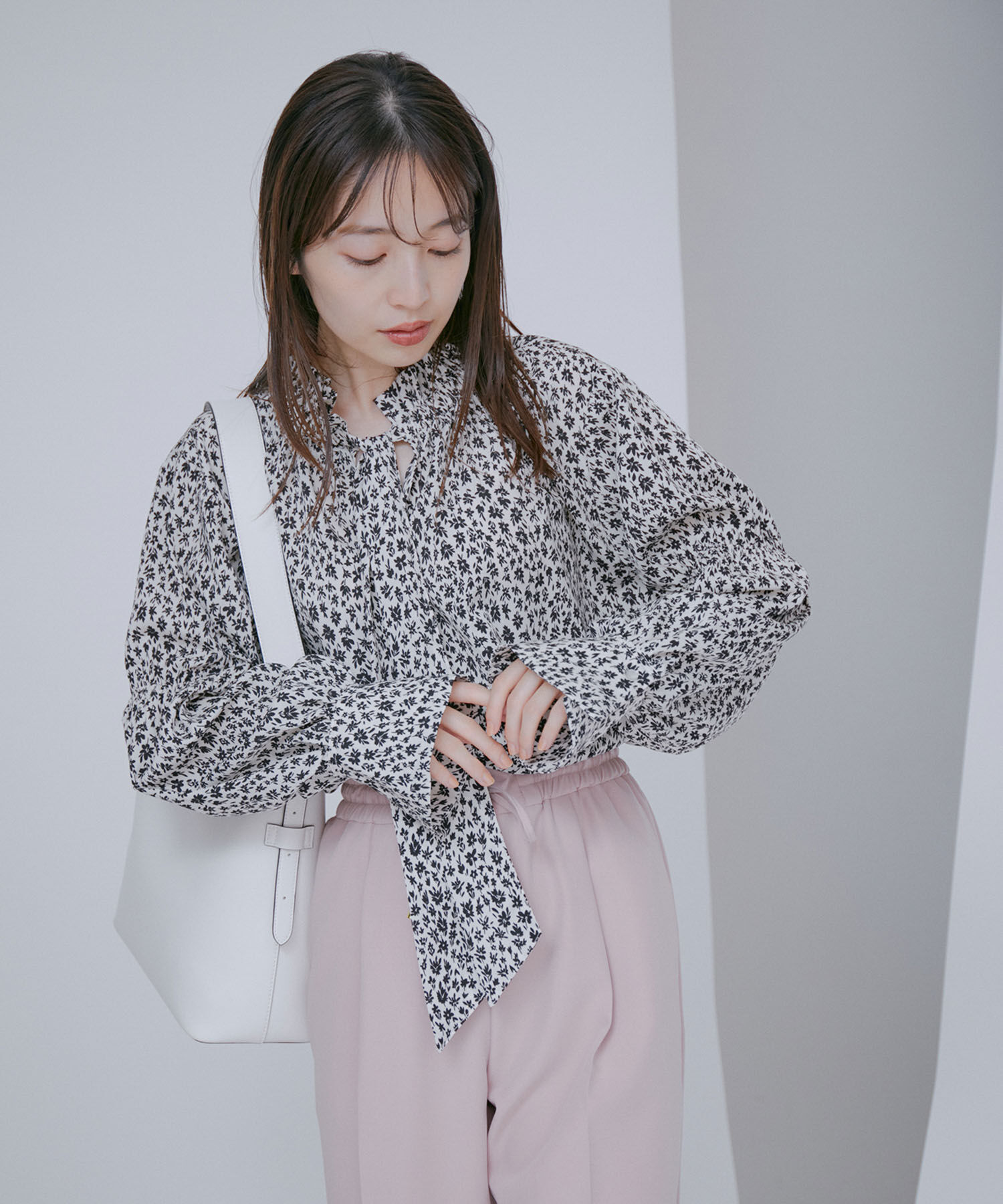 VIS「【洗える】フリルネックシャーリングブラウス」|シャツ・ブラウス|