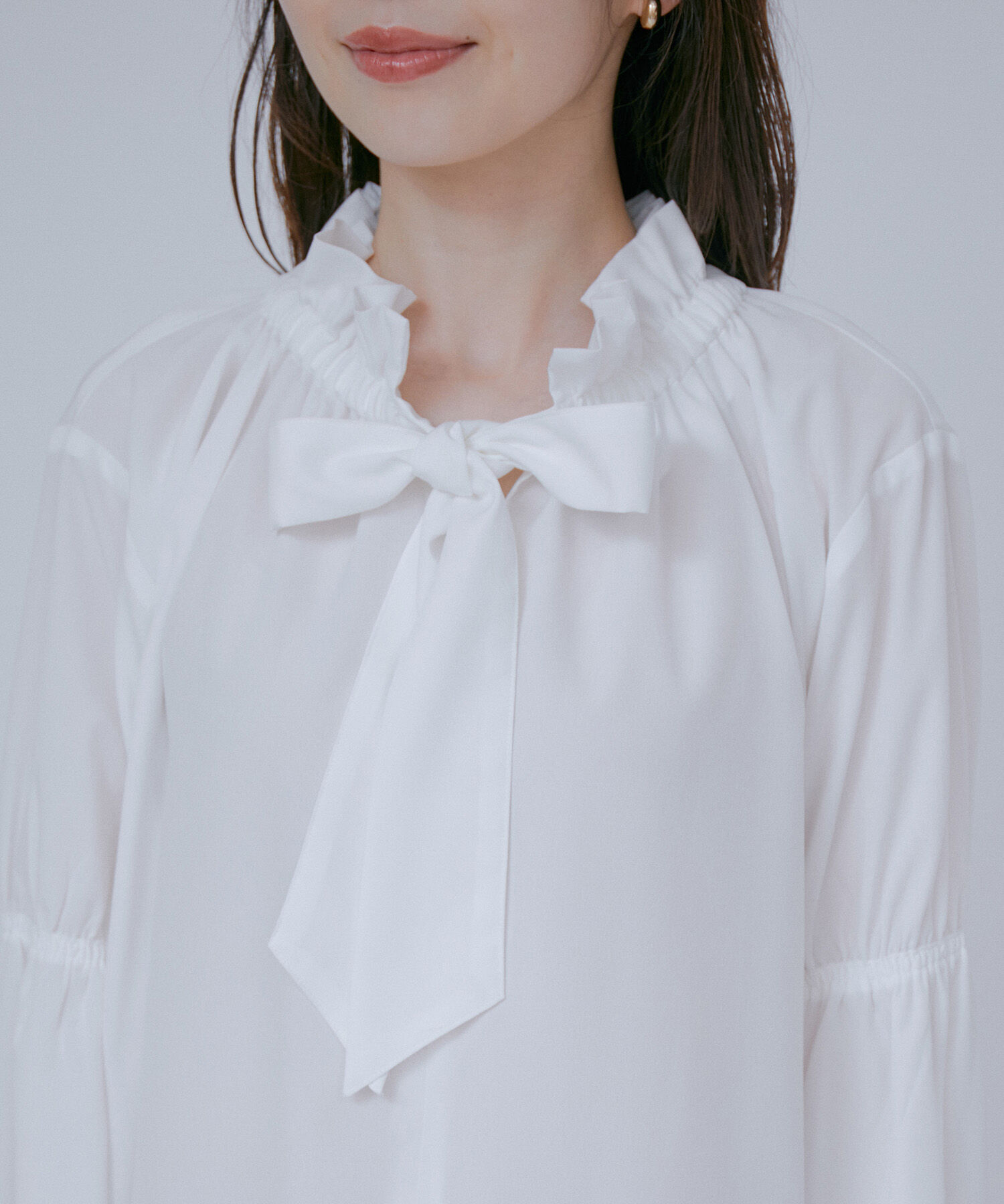 VIS「【洗える】フリルネックシャーリングブラウス」|シャツ・ブラウス|