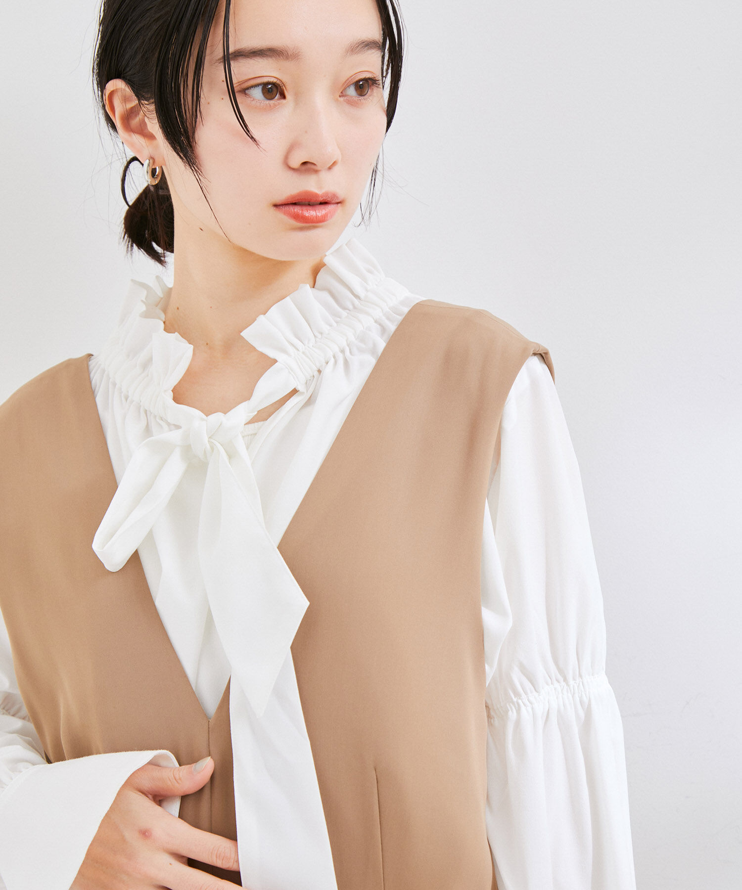 VIS「【洗える】フリルネックシャーリングブラウス」|シャツ・ブラウス|