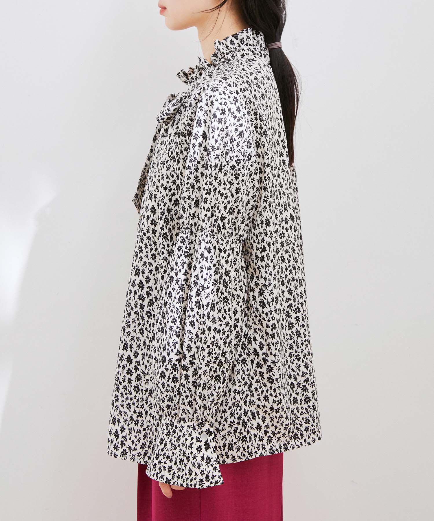 VIS「【洗える】フリルネックシャーリングブラウス」|シャツ・ブラウス|