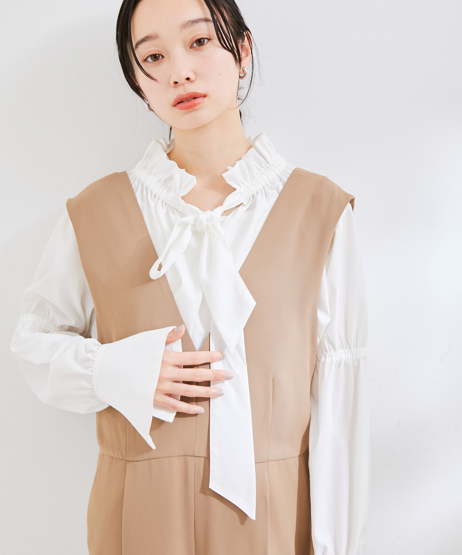 VIS「【洗える】フリルネックシャーリングブラウス」|シャツ・ブラウス|