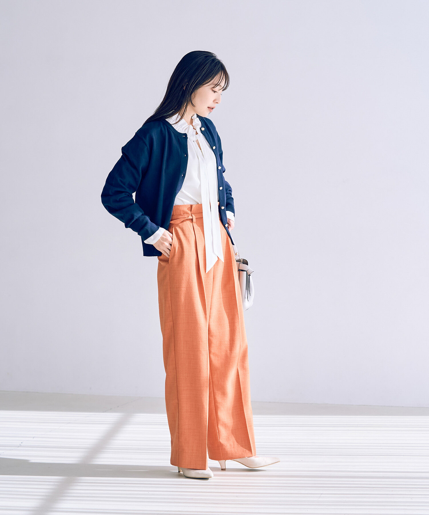 VIS「【洗える】フリルネックシャーリングブラウス」|シャツ・ブラウス|