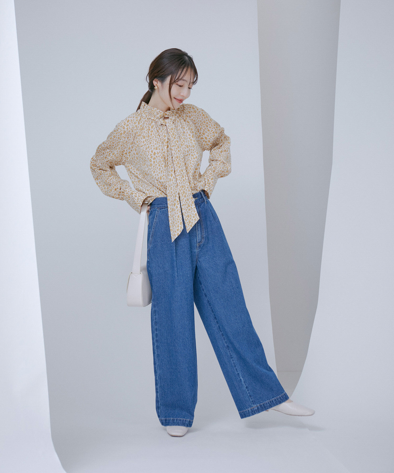 VIS「【洗える】フリルネックシャーリングブラウス」|シャツ・ブラウス|