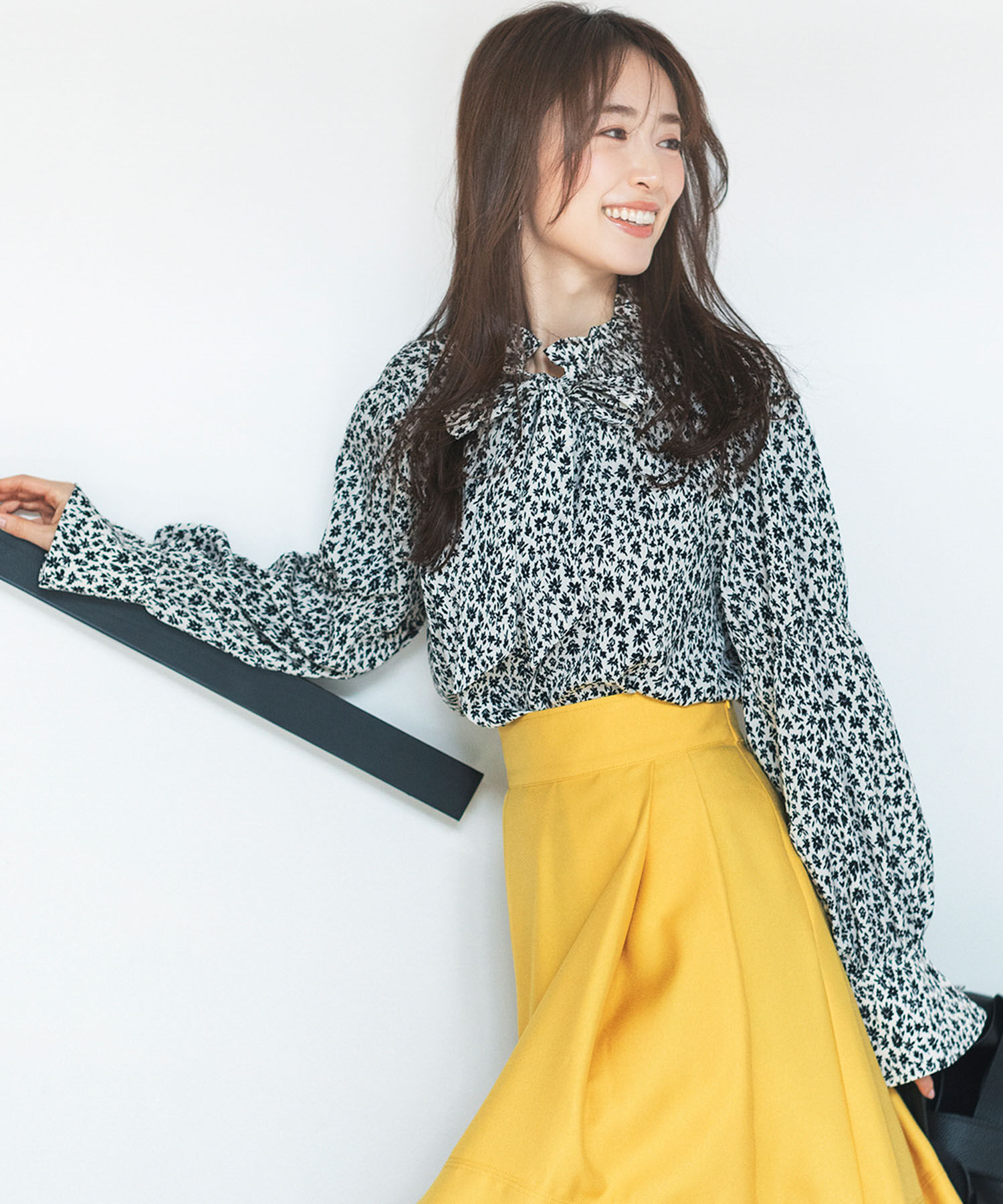 VIS「【洗える】フリルネックシャーリングブラウス」|シャツ・ブラウス|