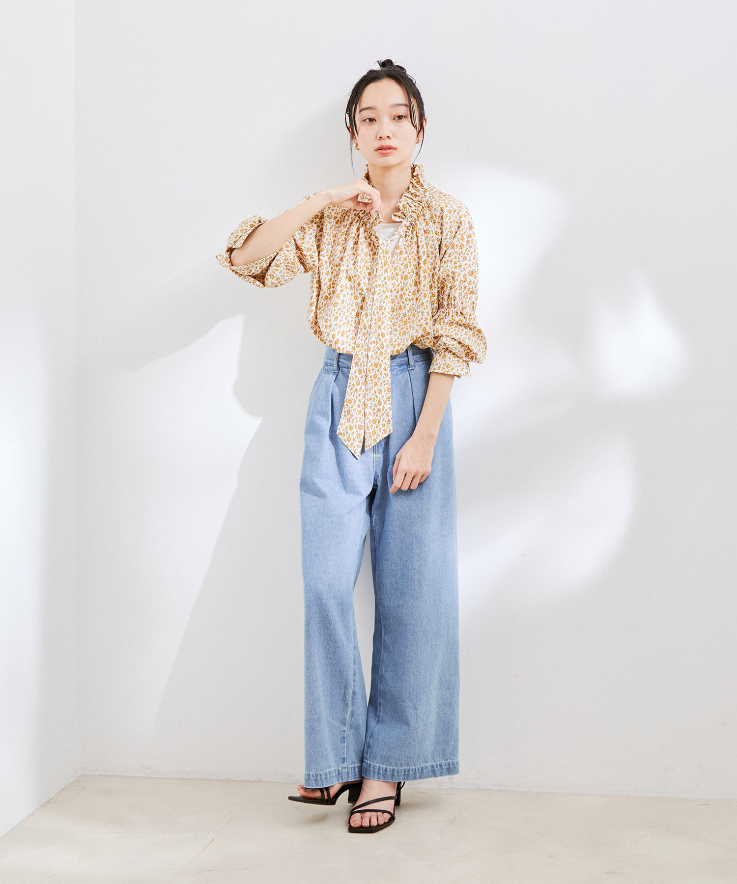 VIS「【洗える】フリルネックシャーリングブラウス」|シャツ・ブラウス|