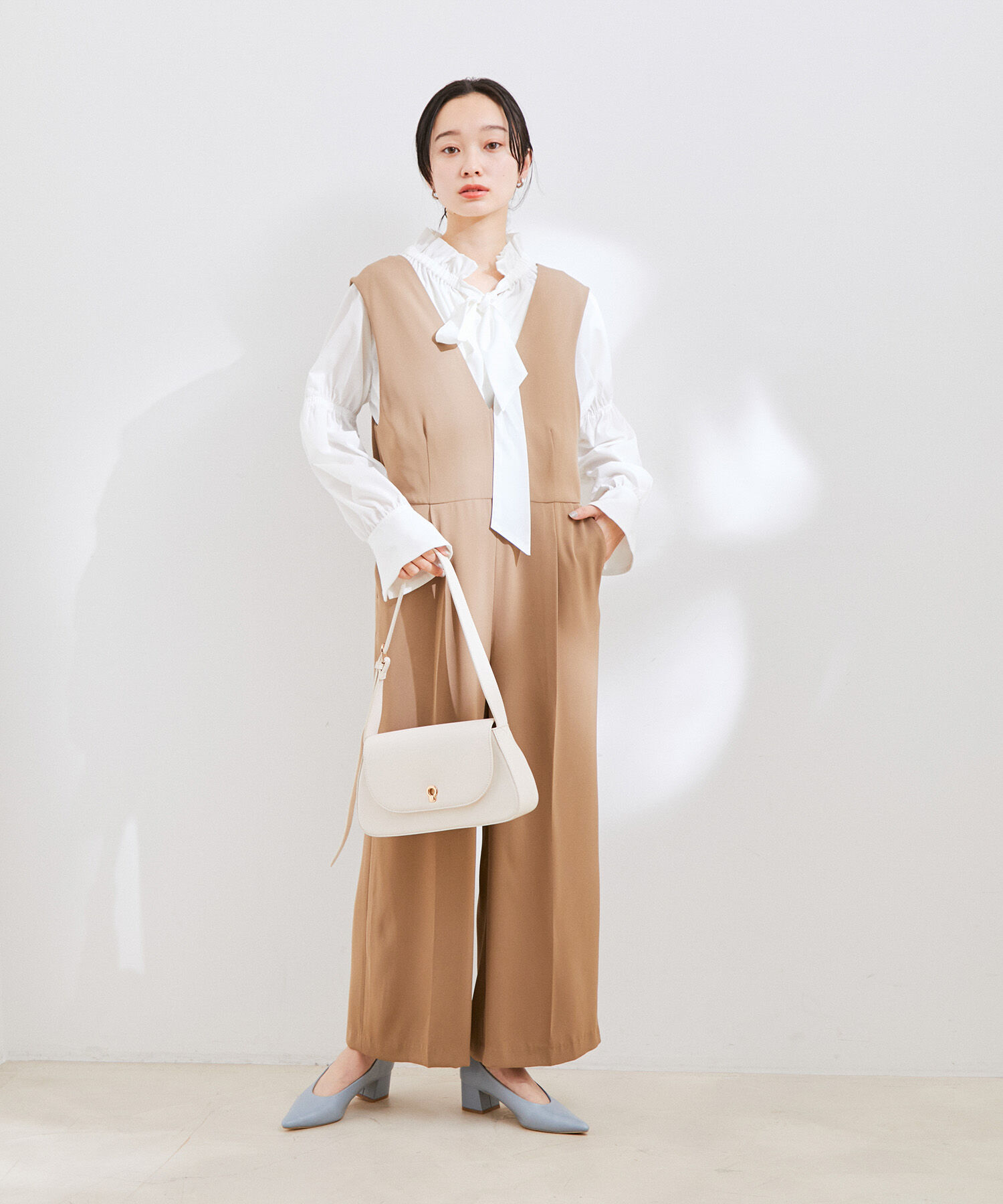 VIS「【洗える】フリルネックシャーリングブラウス」|シャツ・ブラウス|