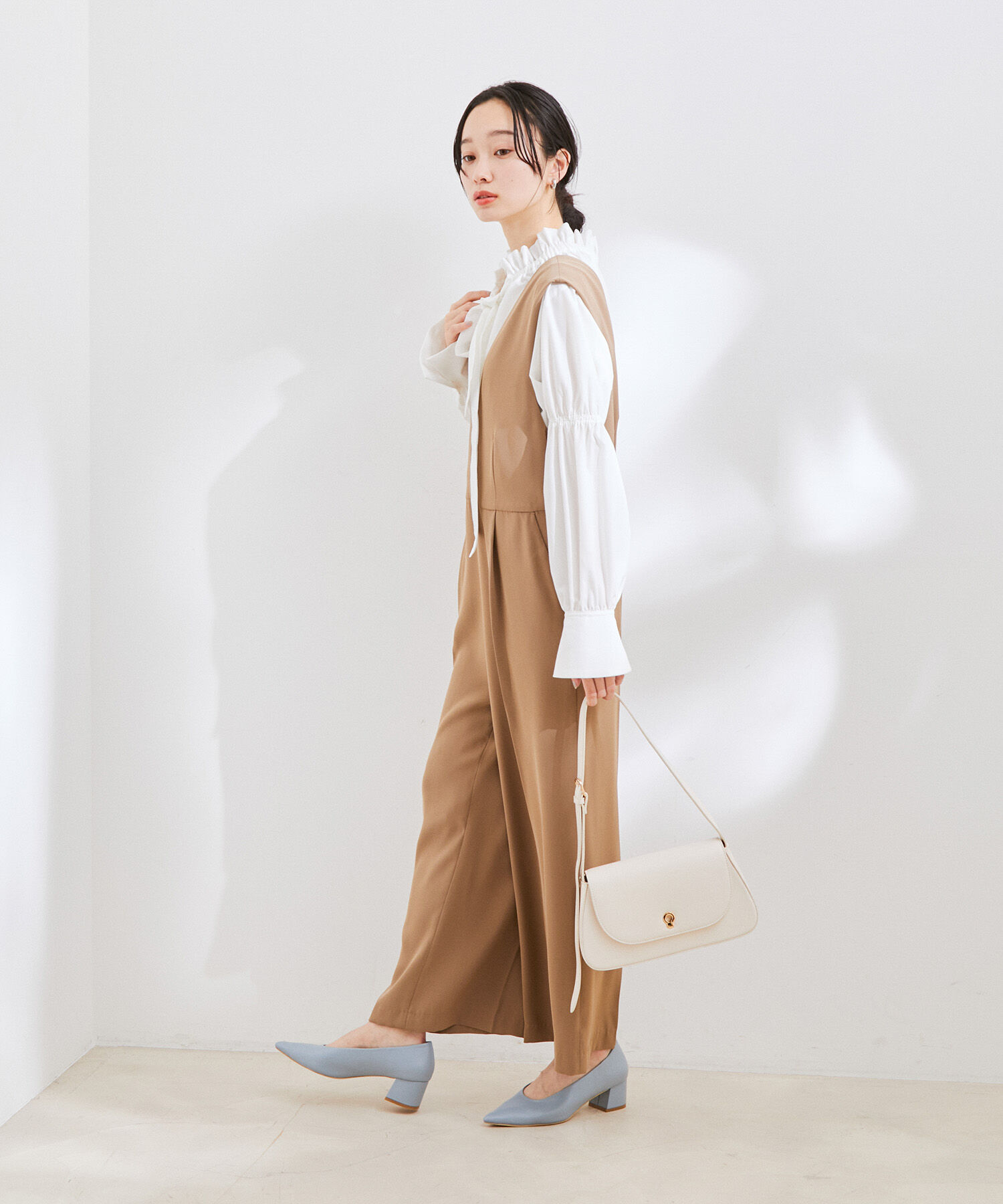 VIS「【洗える】フリルネックシャーリングブラウス」|シャツ・ブラウス|