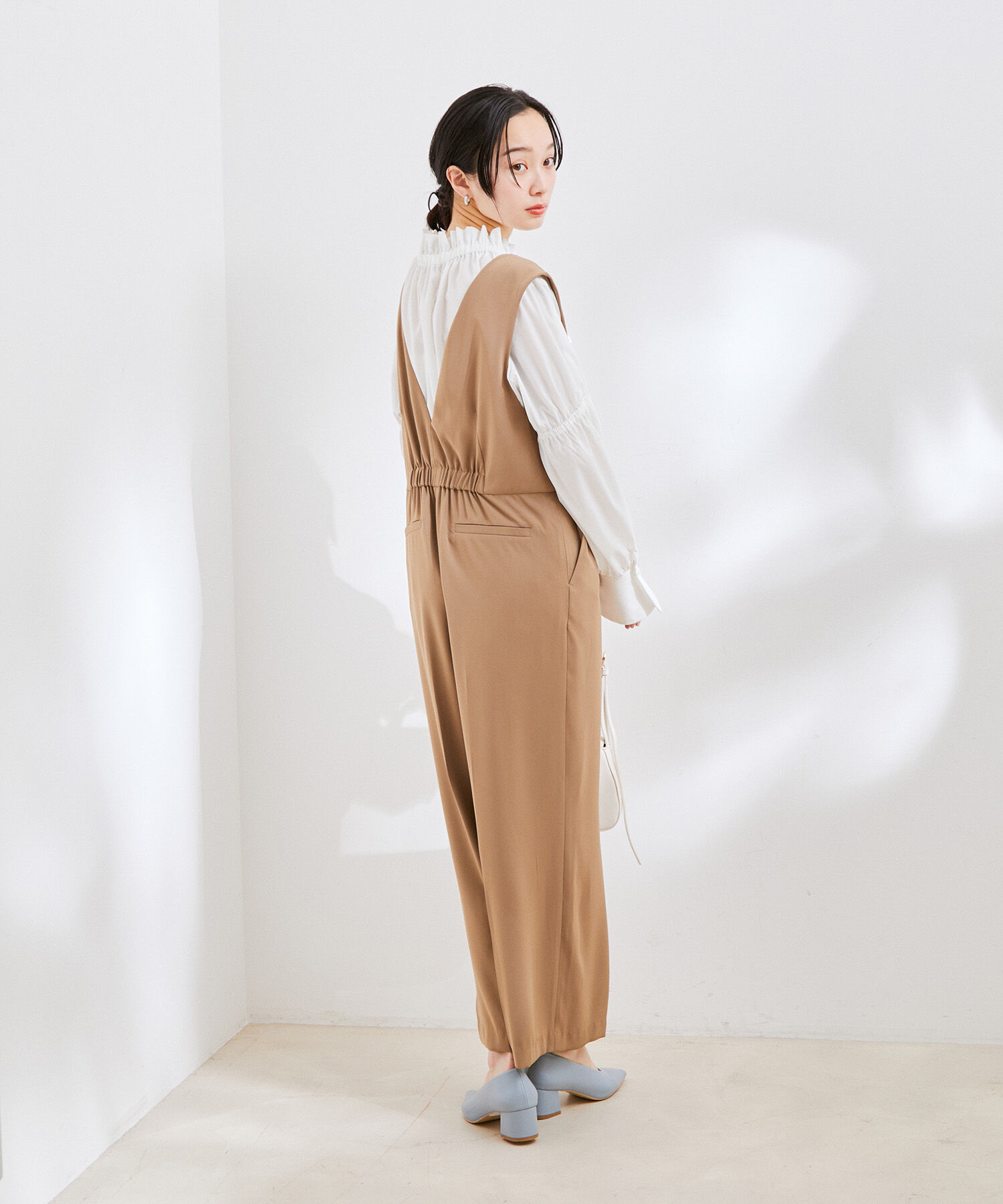 VIS「【洗える】フリルネックシャーリングブラウス」|シャツ・ブラウス|