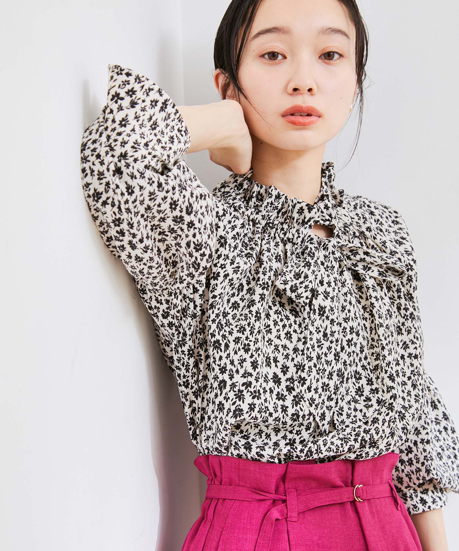 VIS「【洗える】フリルネックシャーリングブラウス」|シャツ・ブラウス|