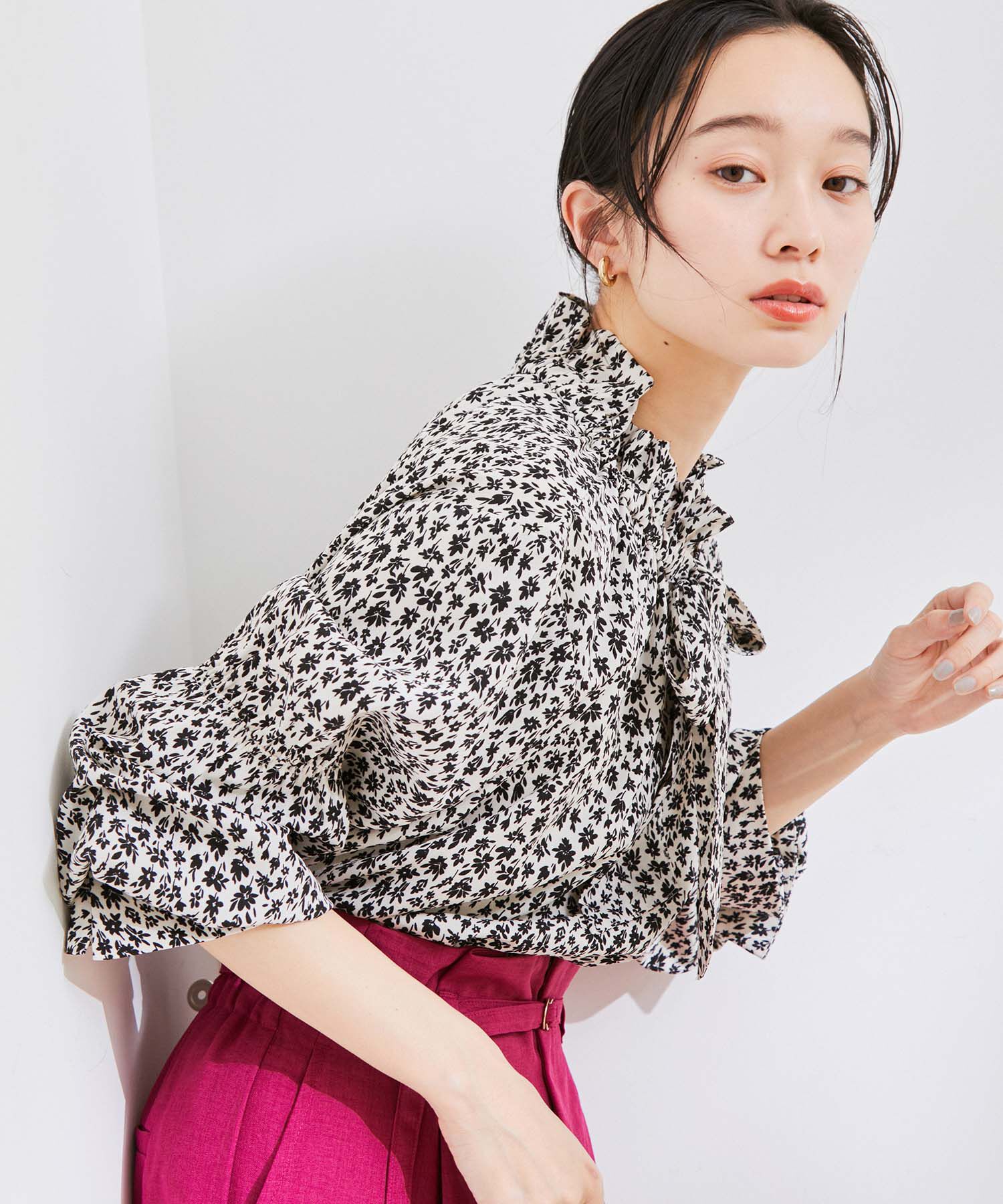 VIS「【洗える】フリルネックシャーリングブラウス」|シャツ・ブラウス|