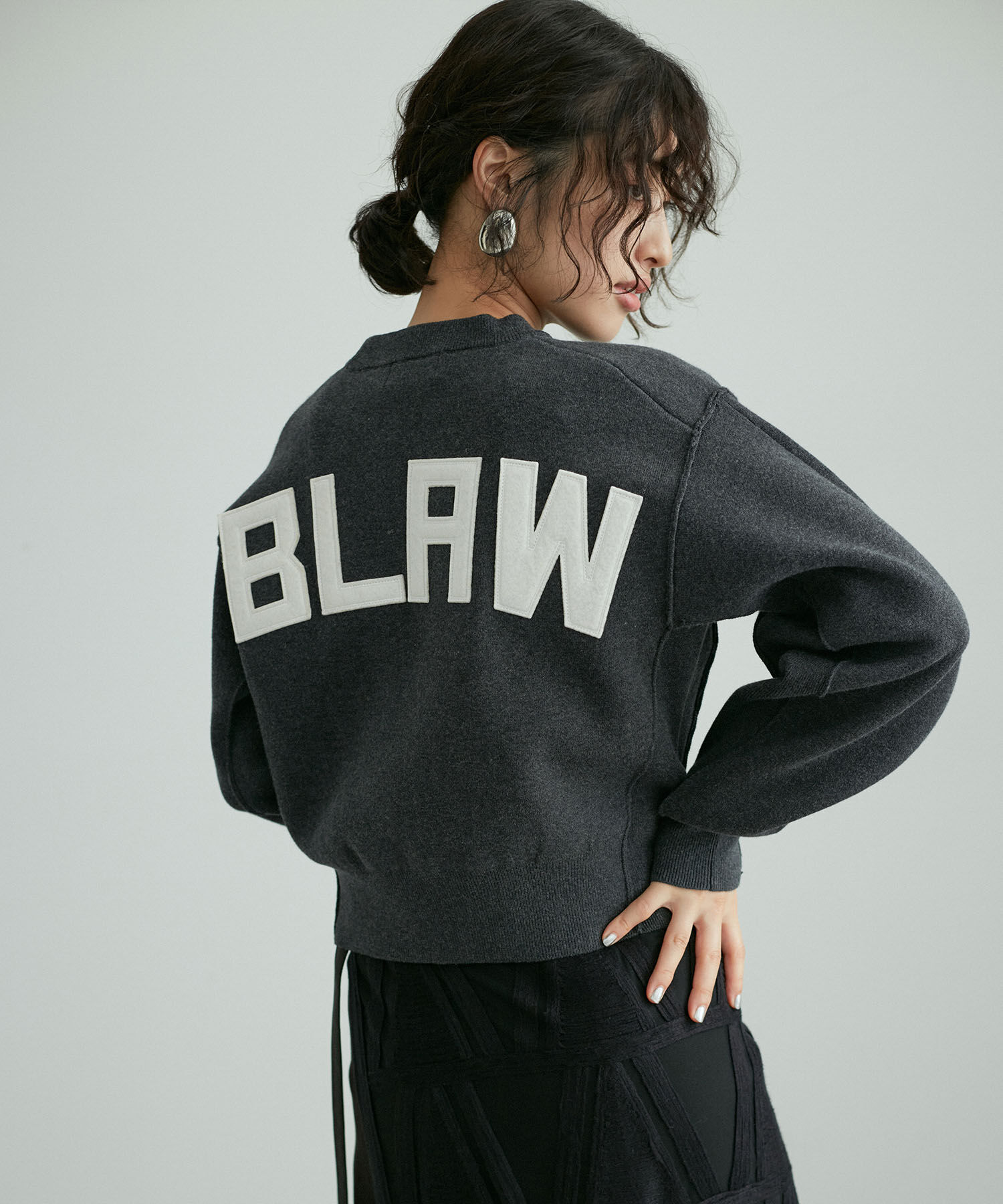 ADAM ET ROPE'「【サステナブル・洗える】フェルト刺しゅうニットプルオーバー」|ニット・セーター|チャコール(06)