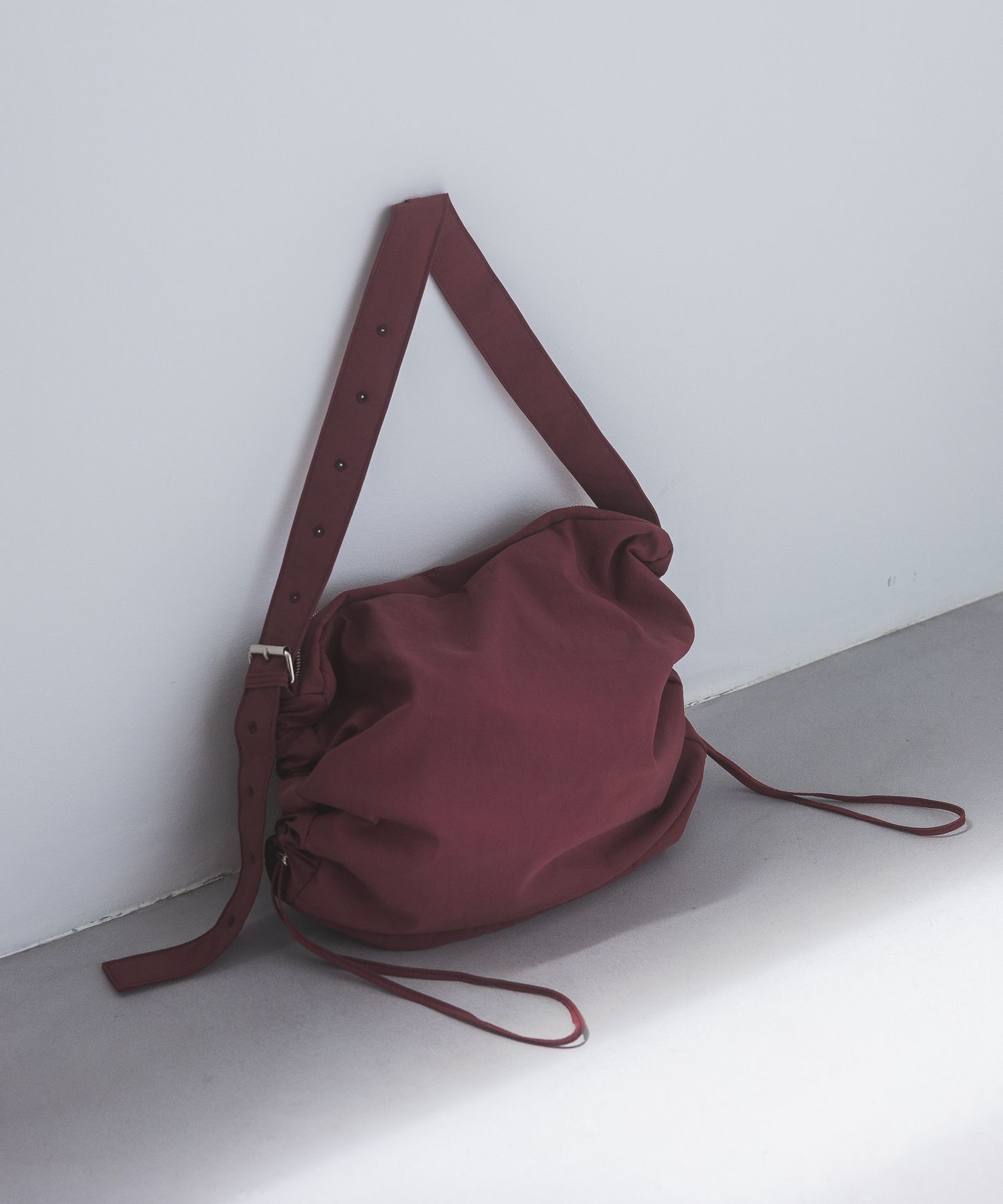 A part by 「サイドドロストバッグ」|ショルダー・メッセンジャー|ボルドー