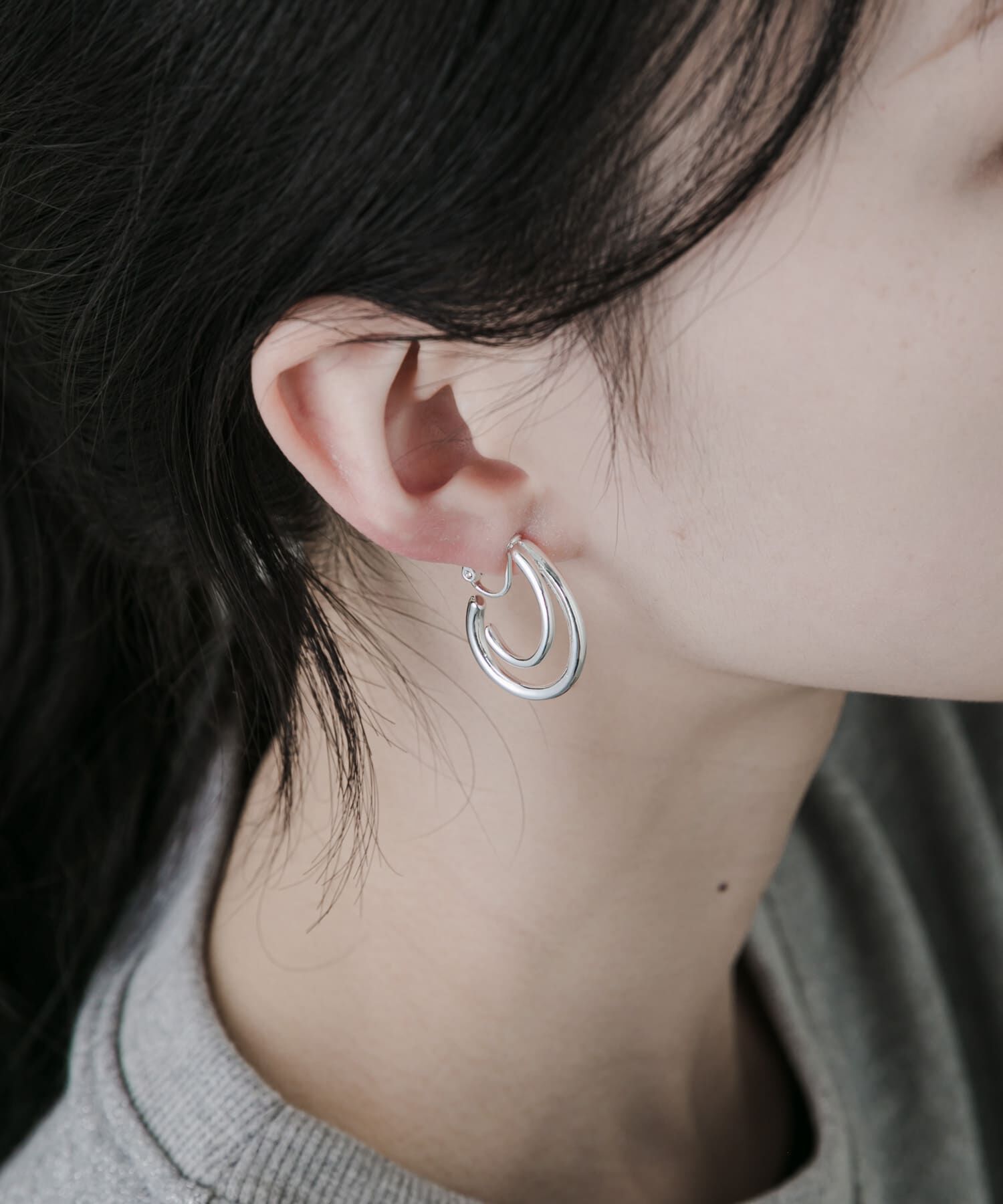 SMELLY「メタルラインダブルフープイヤリング」|イヤリング|