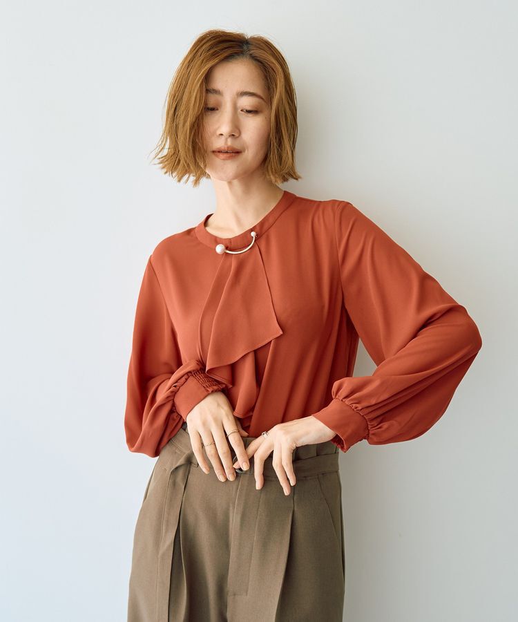 YECCA VECCA「パールブローチ付きボウタイブラウス」|シャツ・ブラウス|Red