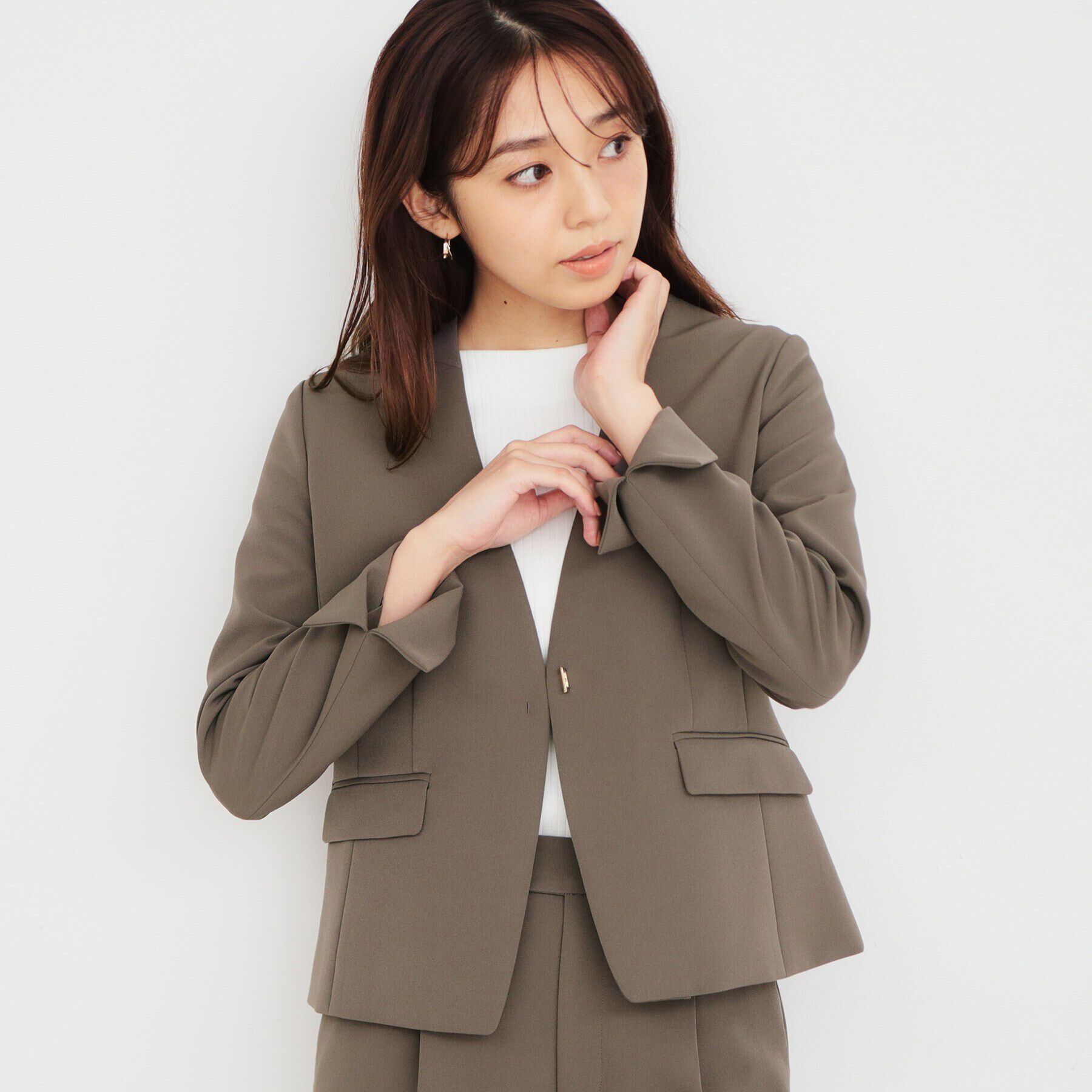 index「ダブルクロスノーカラージャケット/セットアップ対応【洗濯機洗い可/ストレッチ/防シワ/イージーアイロ」|ノーカラージャケット|トープ(054)