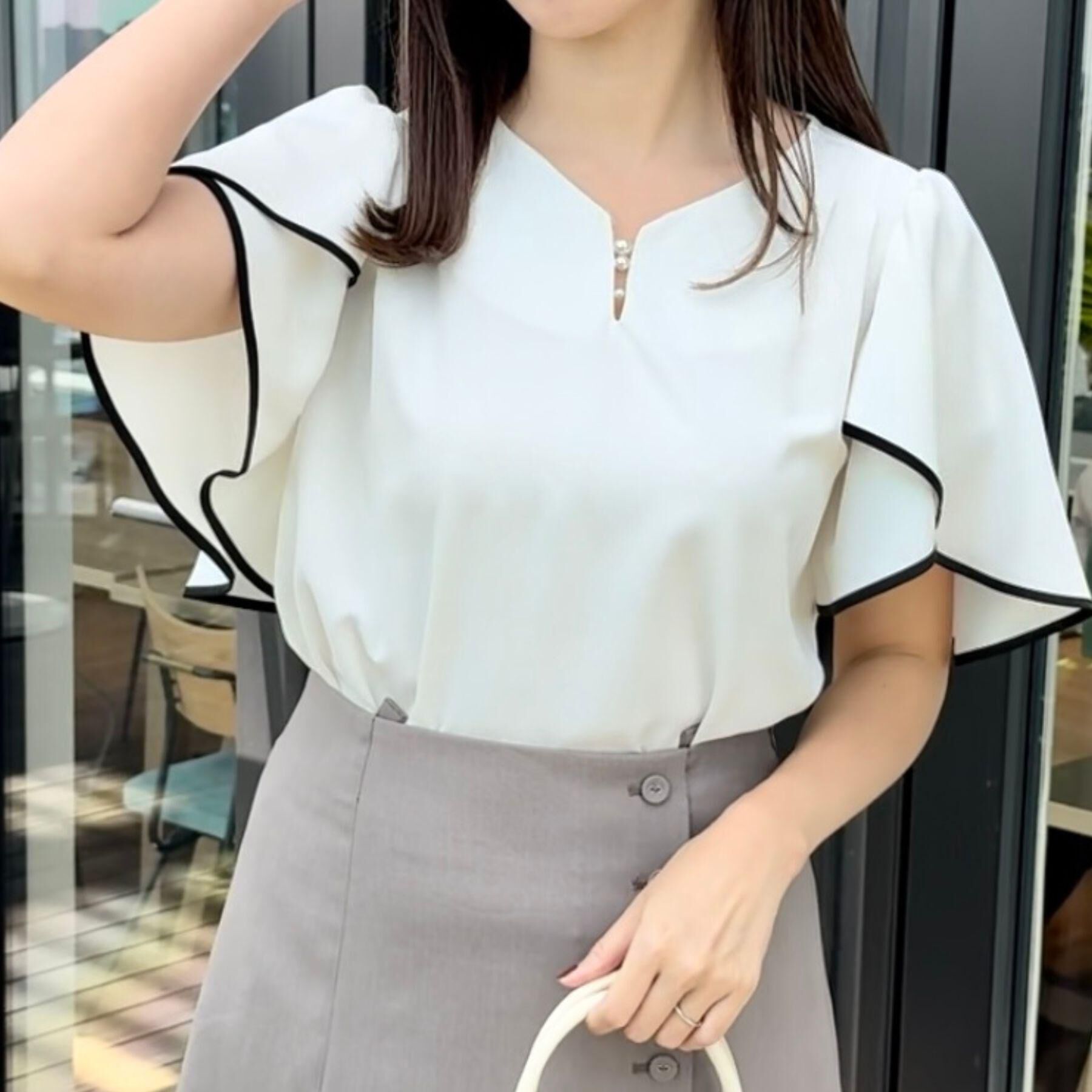 Couture broach「【洗える・通勤】Vネックパール調フレアブラウス」|シャツ・ブラウス|