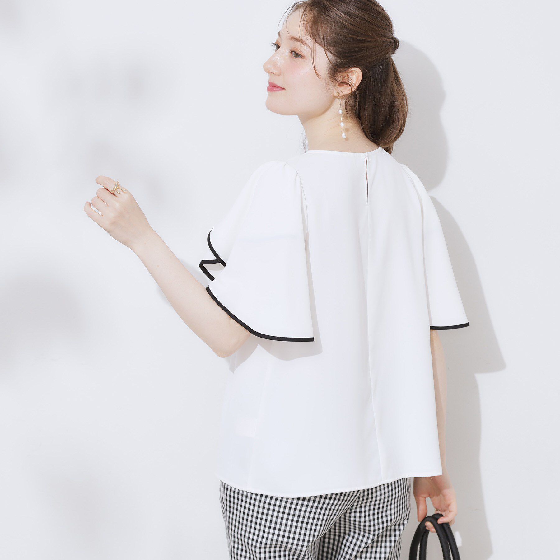 Couture broach「【洗える・通勤】Vネックパール調フレアブラウス」|シャツ・ブラウス|