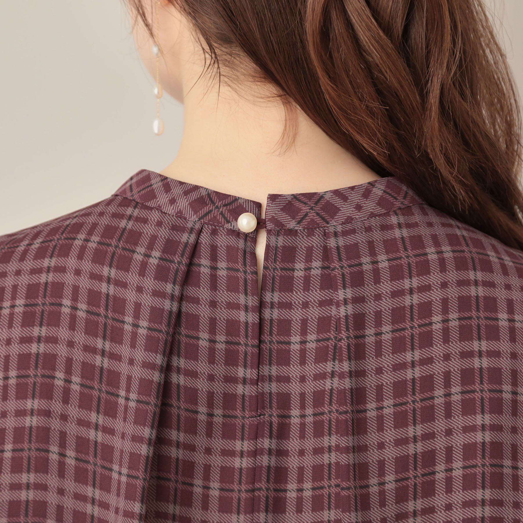 Couture broach「【着映え・5分袖・通勤】パール調タイチェックプリントブラウス」|シャツ・ブラウス|