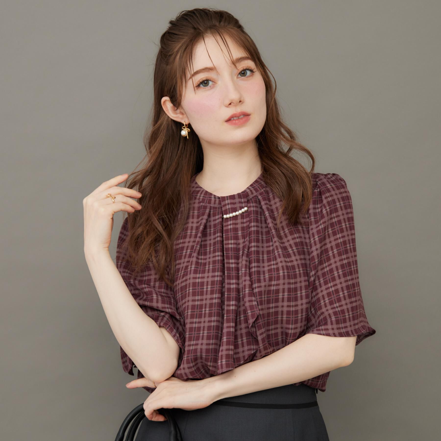 Couture broach「【着映え・5分袖・通勤】パール調タイチェックプリントブラウス」|シャツ・ブラウス|ボルドー(164)