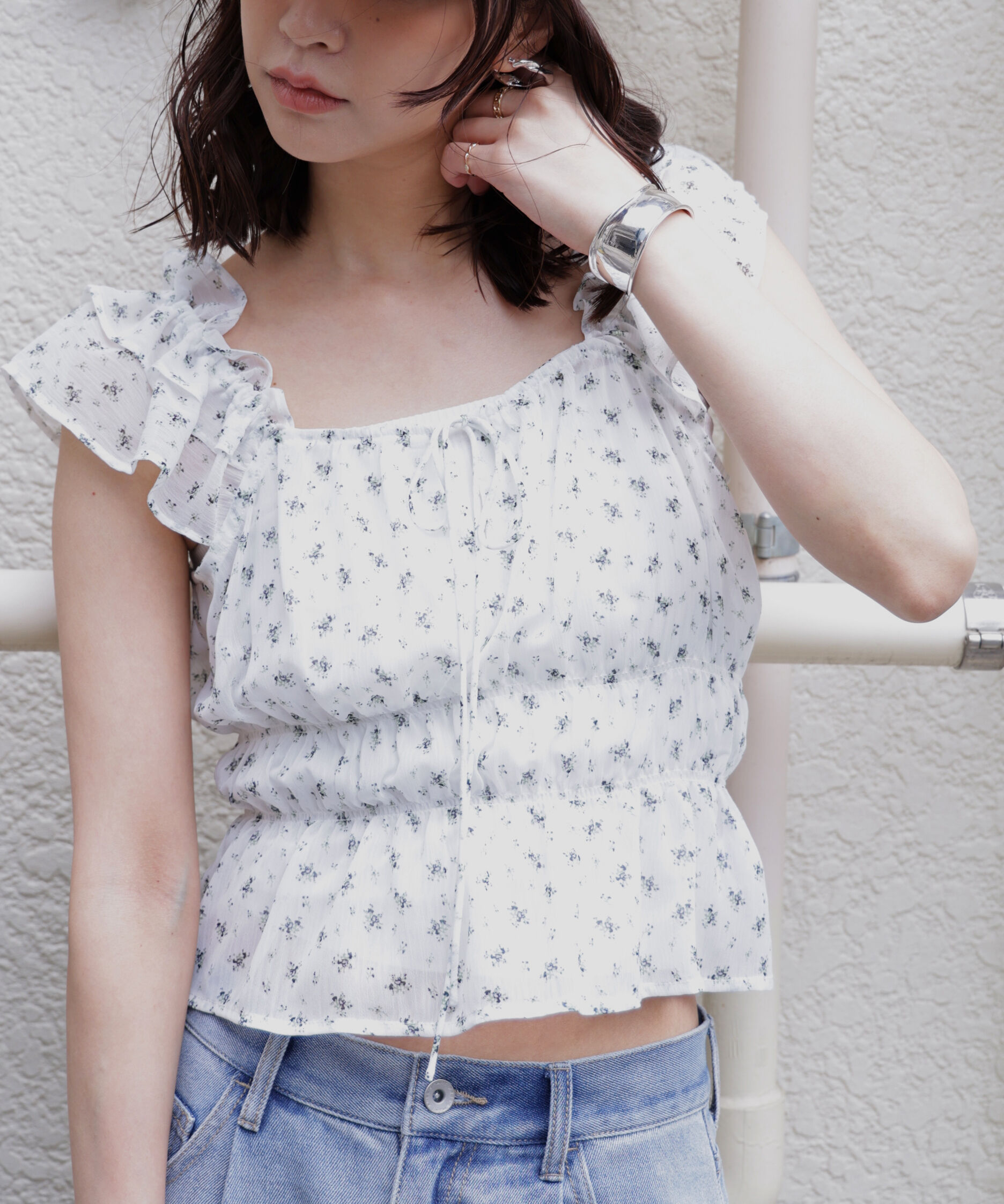  「前後2way肩フリルシャーリングペプラムブラウス」|シャツ・ブラウス|ホワイトベー 1